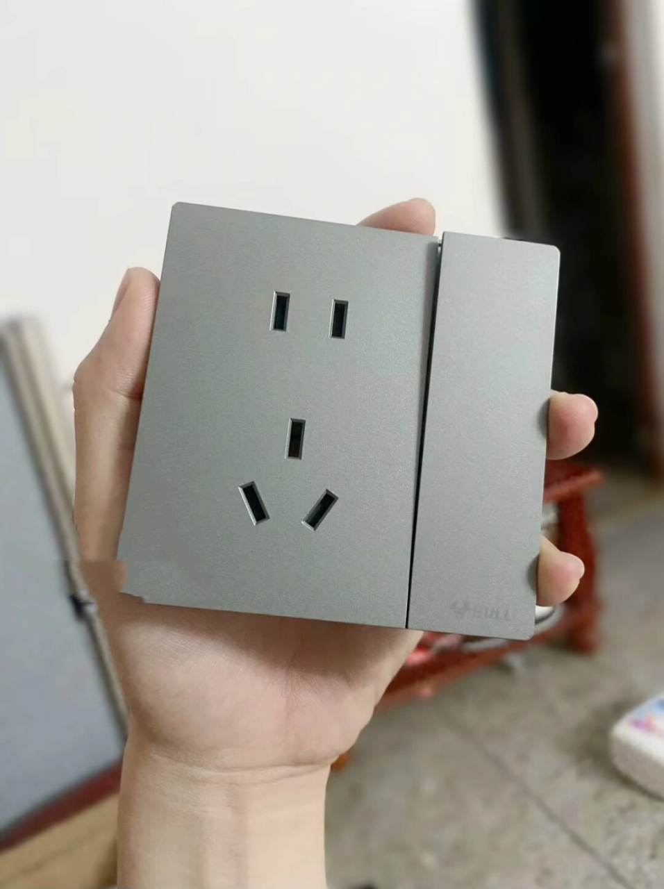 开关公牛g56超薄款 公牛g56/g57系列超薄面板 73面板厚度只有6毫米