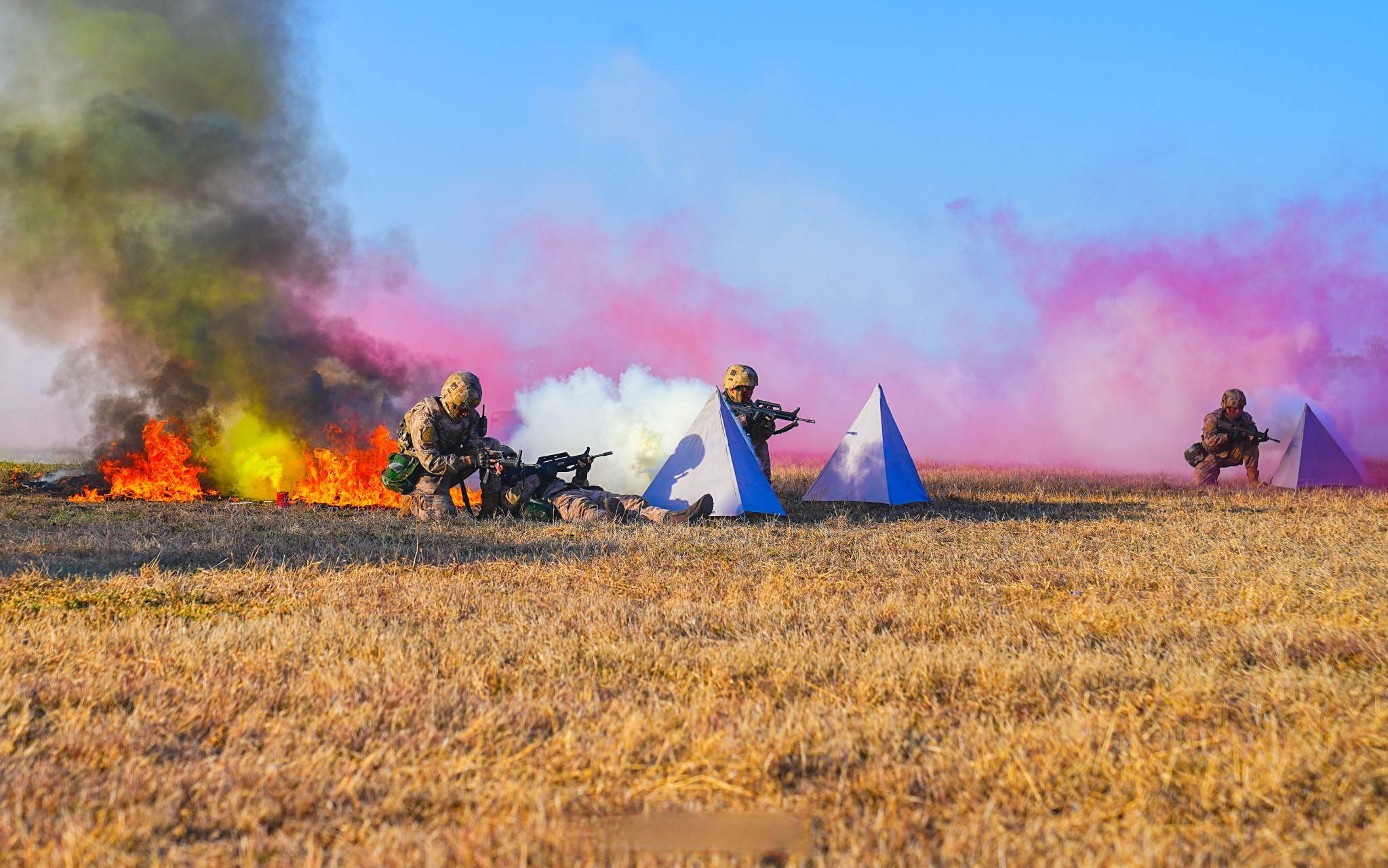 【聚焦实战|综合演训谋打赢】近日,在中部战区空军某场站训练场上,一