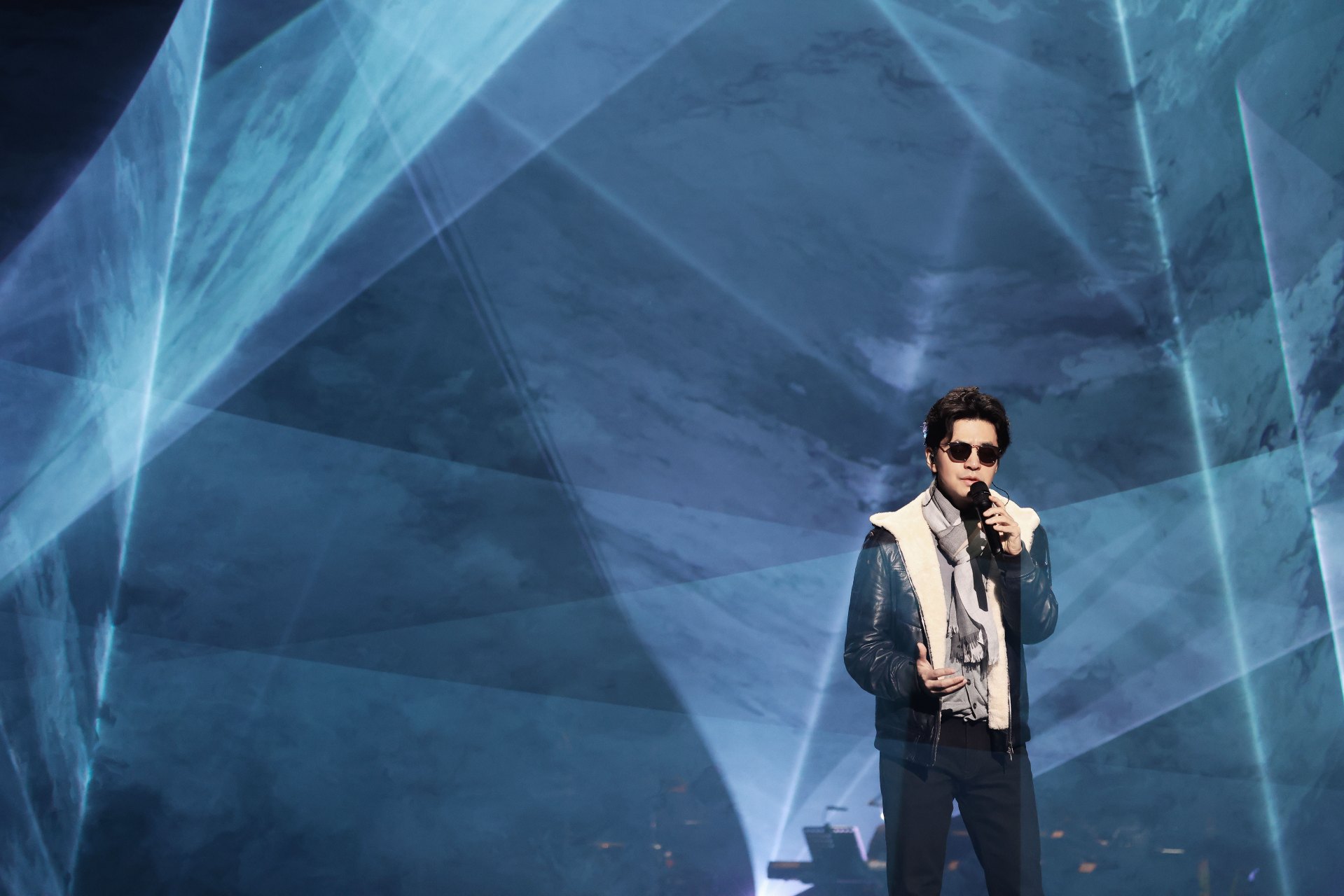 东方卫视跨年# _歌手李健 跨年彩排 今晚19:30  山河共赴,新岁同欢.