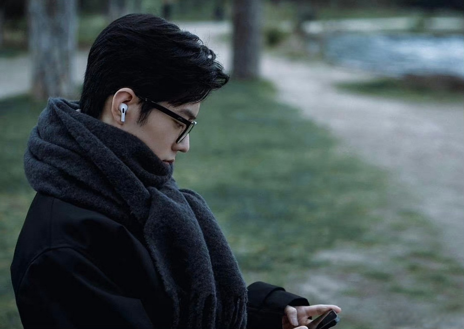 肖战巴黎大衣随拍# 肖战巴黎大衣随拍9615 好适合拍文艺片的一张