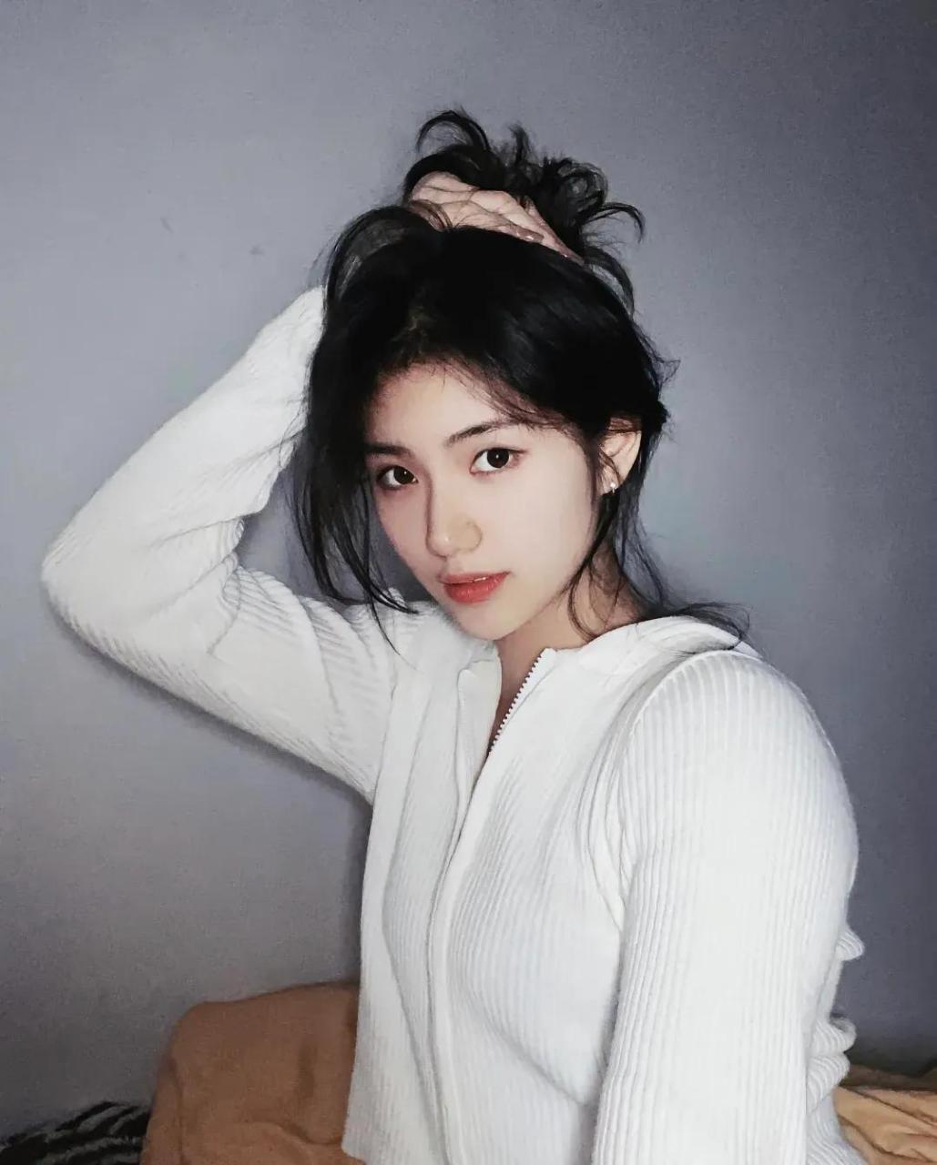 再分享几张夏思凝的生活照,太清纯可爱了,国民校花的感觉.