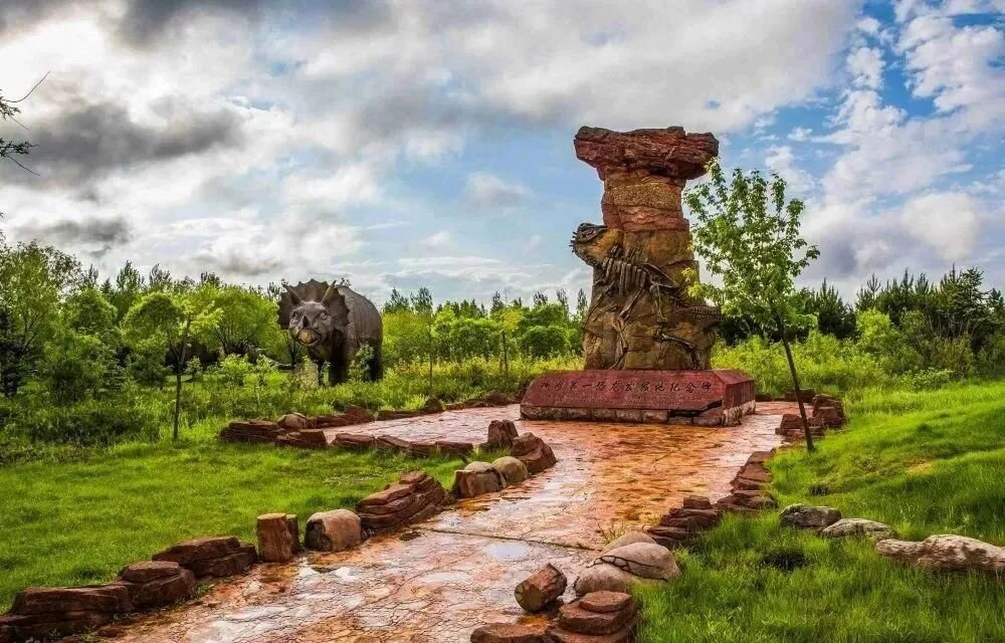 公园:神州第一龙 嘉荫恐龙国家地质公园位于伊春市嘉荫县红光乡燎原村