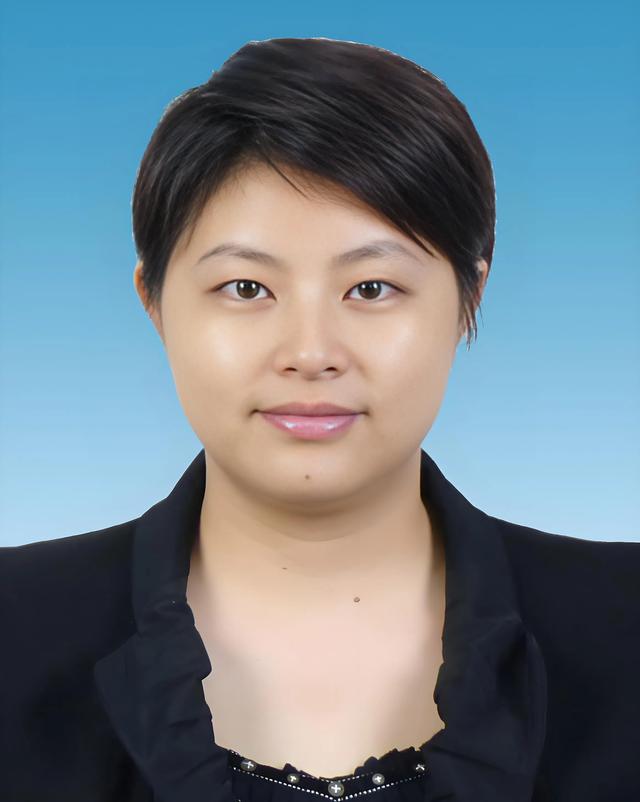 看她们的资料,个个都是学霸,女强人