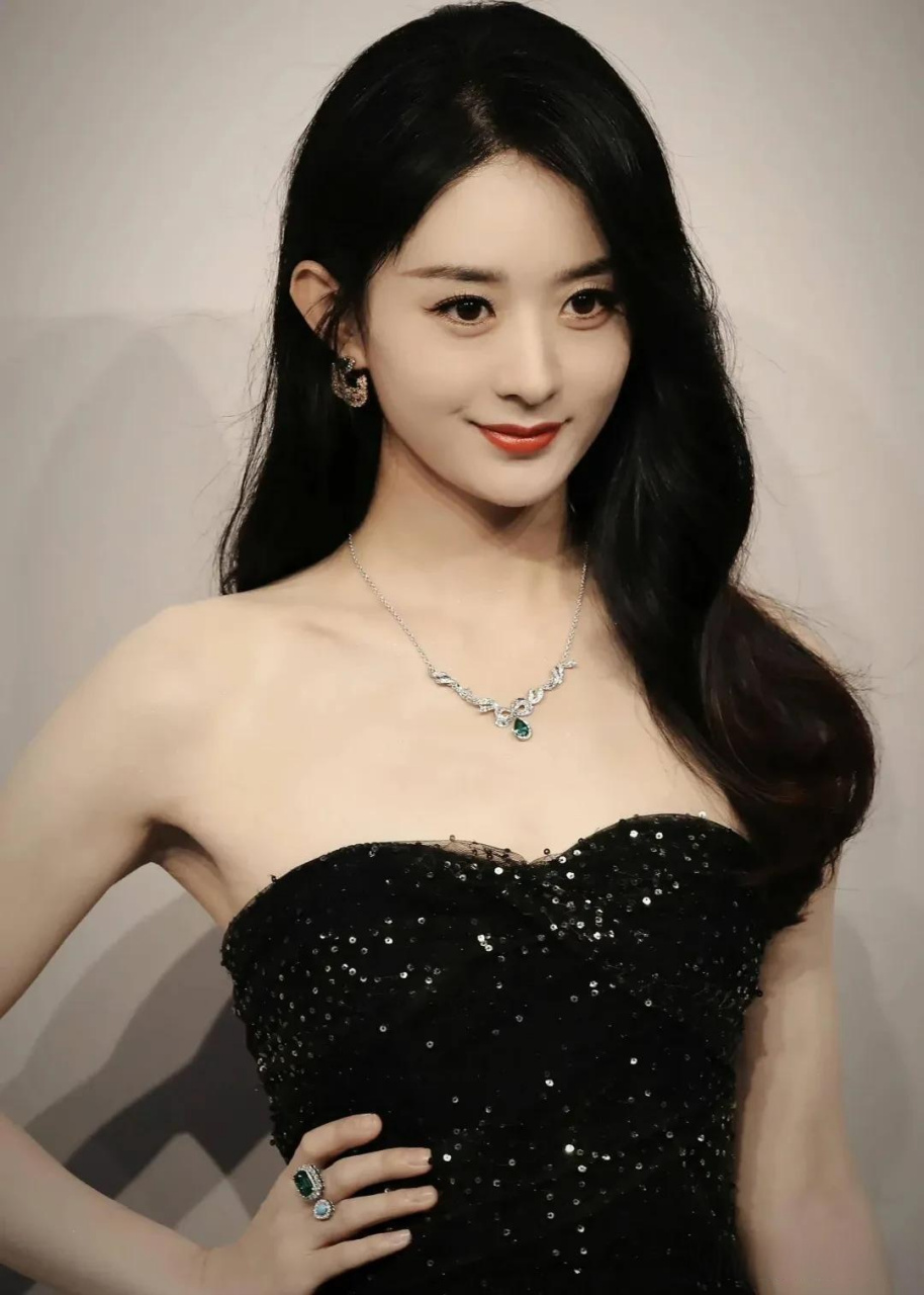 有媒体拍到赵丽颖和冯绍峰一起带着儿子想想聚餐,这是二人离婚后首次