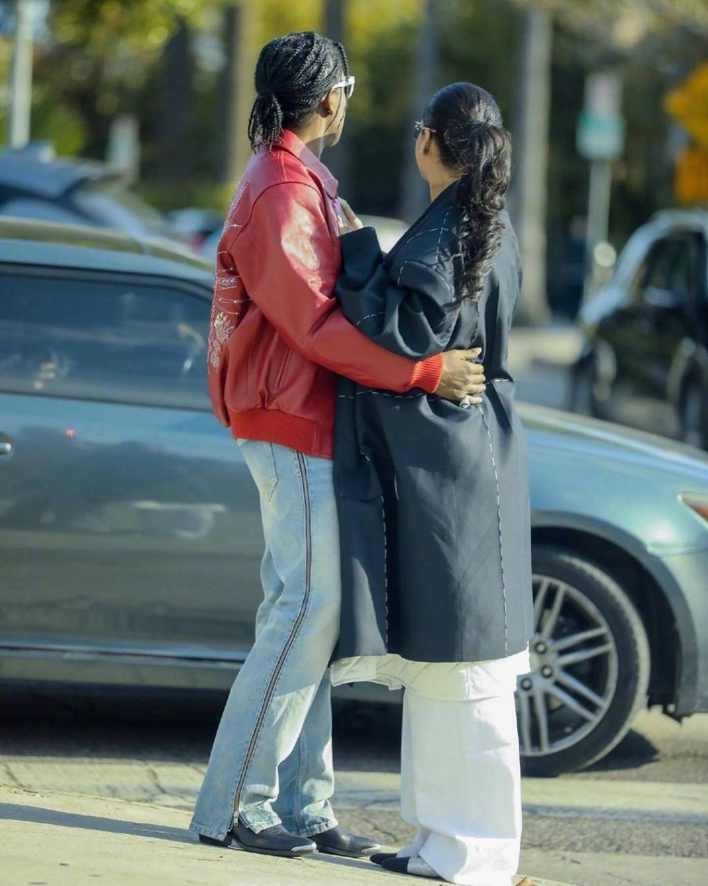 蕾哈娜今天与男友 a$ap rocky 街拍曝光,所谓的配一脸:  rihanna#街拍