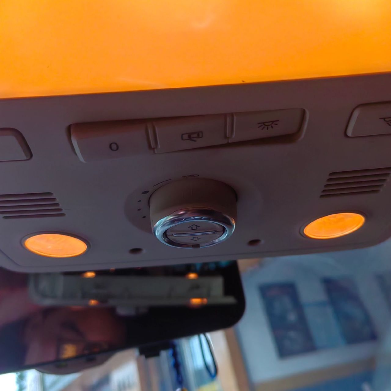 大众途锐开车门车内照明灯不亮原因是车顶开关按键烧坏