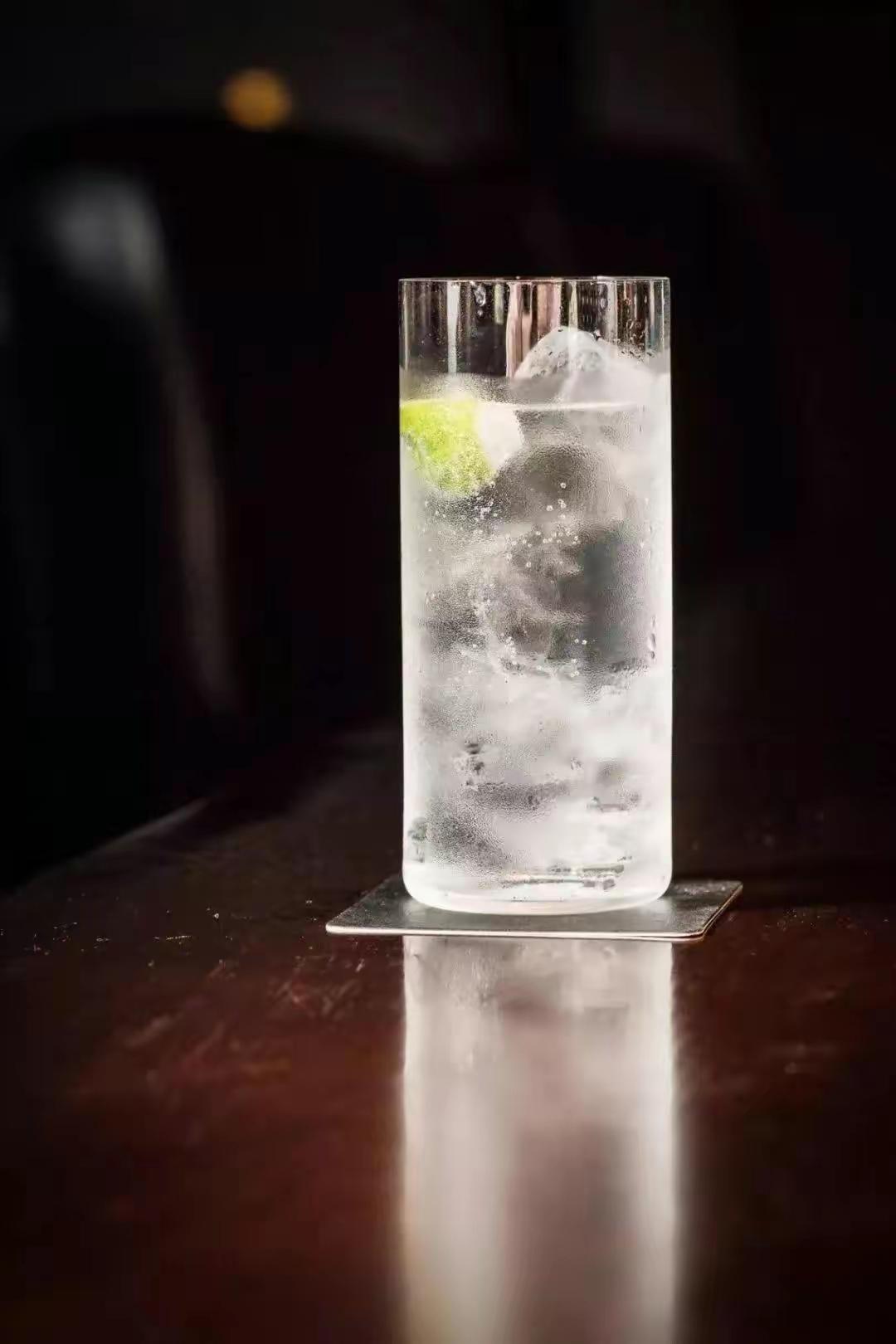 金汤力绝对可以入围最简单的鸡尾酒之一,也是大部分调酒师调制的第一