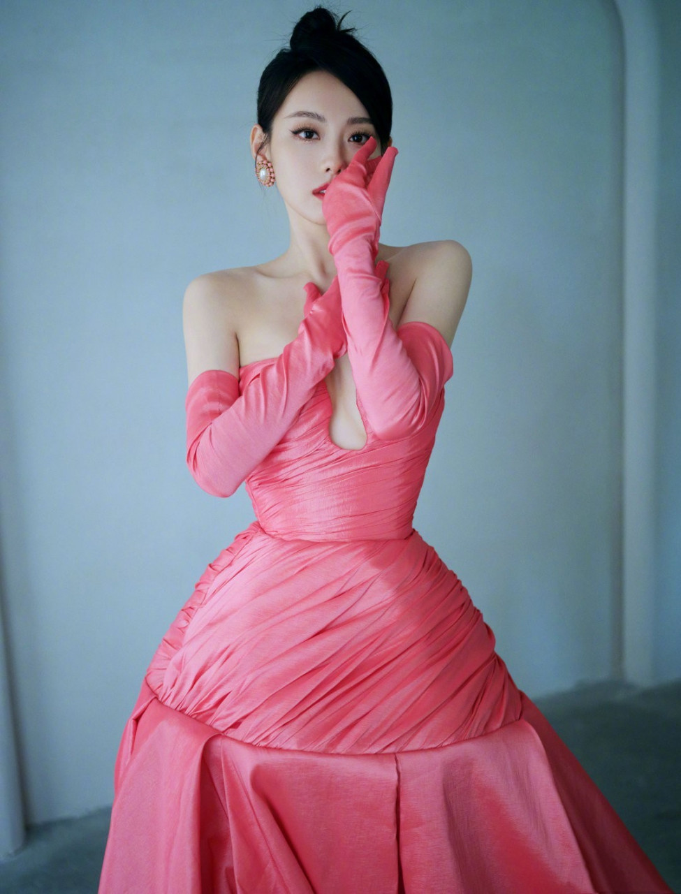 张嘉倪,粉色的小狐狸,一身粉色蓬蓬裙,也像高贵的猫咪,好美丽迷人的