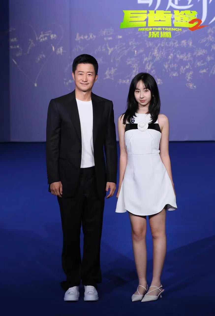 一组由吳京 "指挥",蔡书雅sophia 合体拍摄的舅甥组合高清蓝毯图抖落