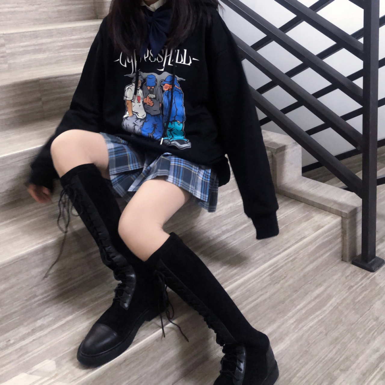 骑士靴93与jk制服的奇妙混搭 我选了日常又稍带一点设计感的卫衣