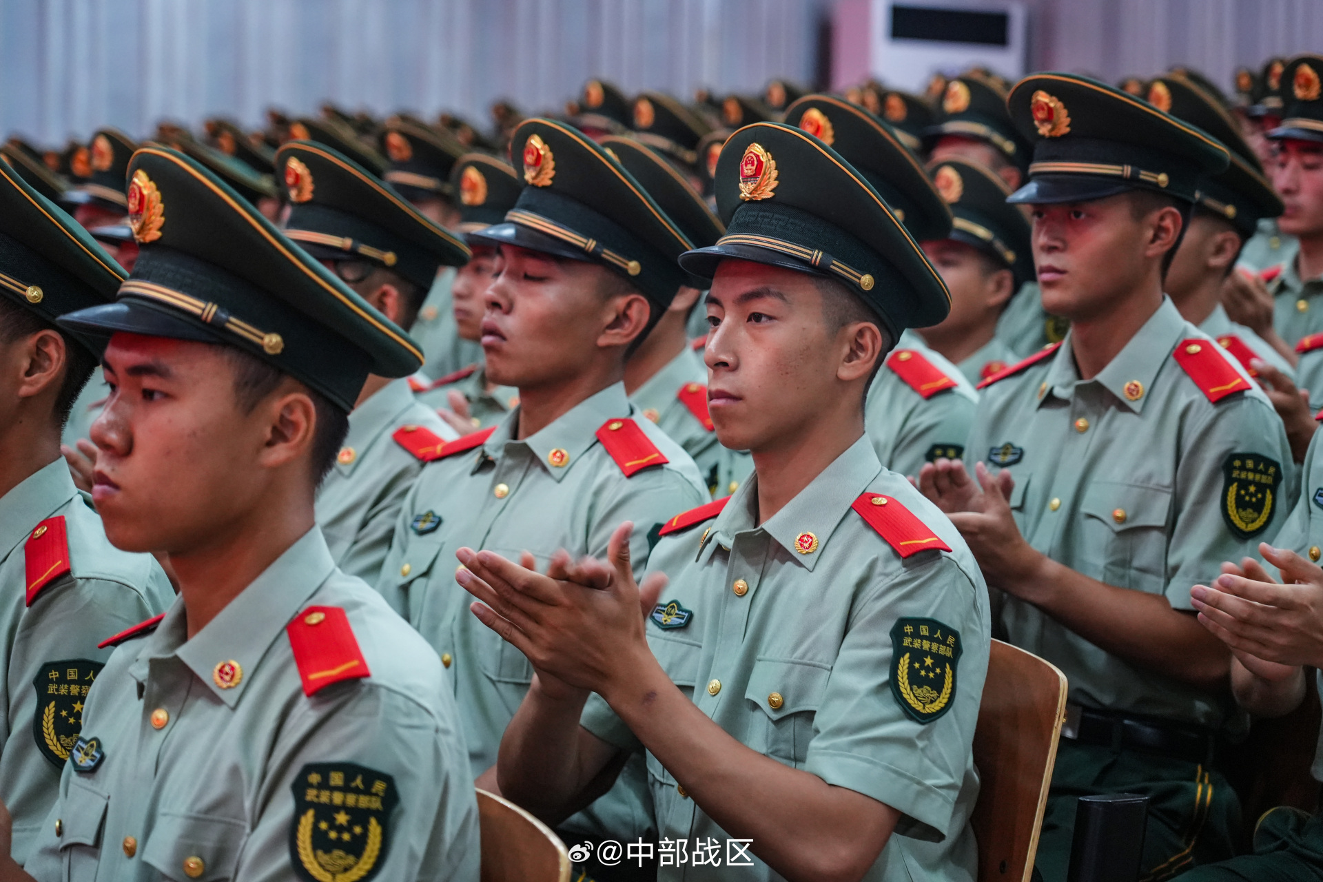 武警千余名新兵授衔】授衔即受命,宣誓即出征.