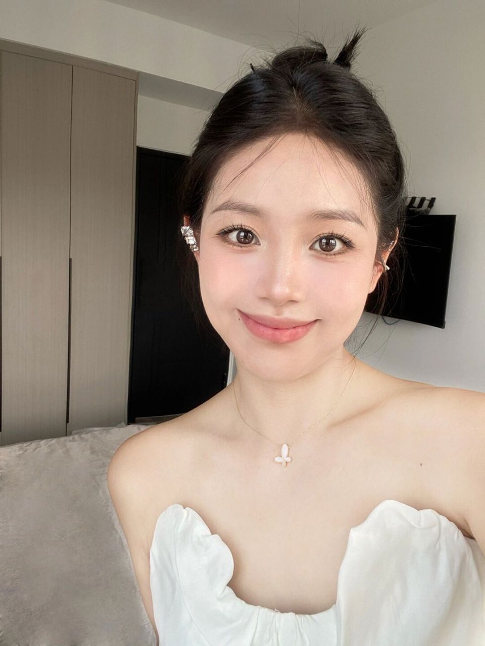 的不够紧～ 	 #日常妆容打卡# #短发扎发# #夏天短发扎# #中分丸子头