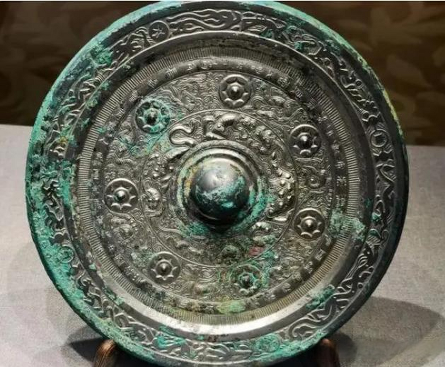 这是一面汉铜镜; 这是迄今发现的唯一铸有"人民昌,中国强"铭文的汉