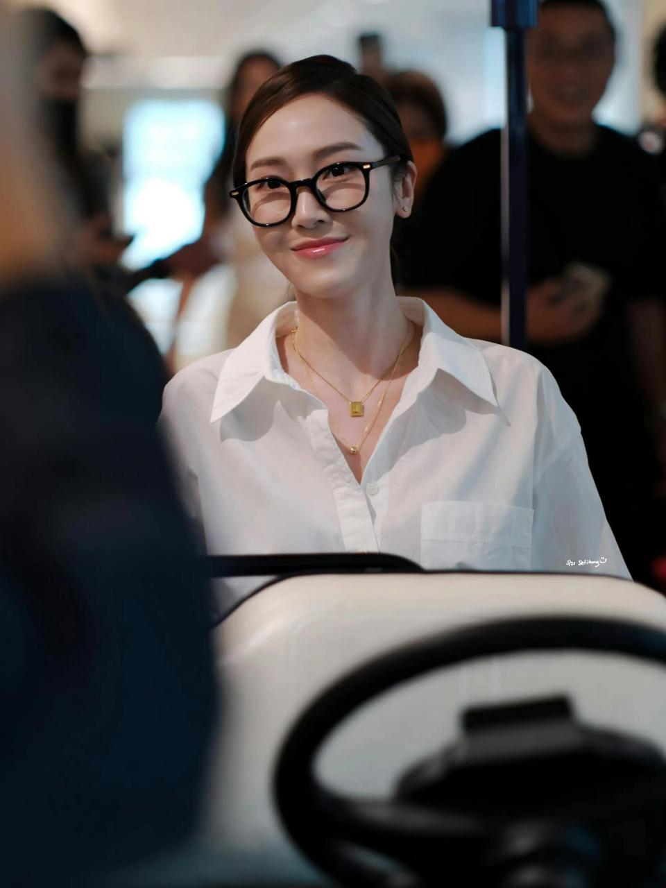 郑秀妍今日私服,白色衬衫搭配牛仔短裤,再戴一个黑框眼镜,这钓系姐感!