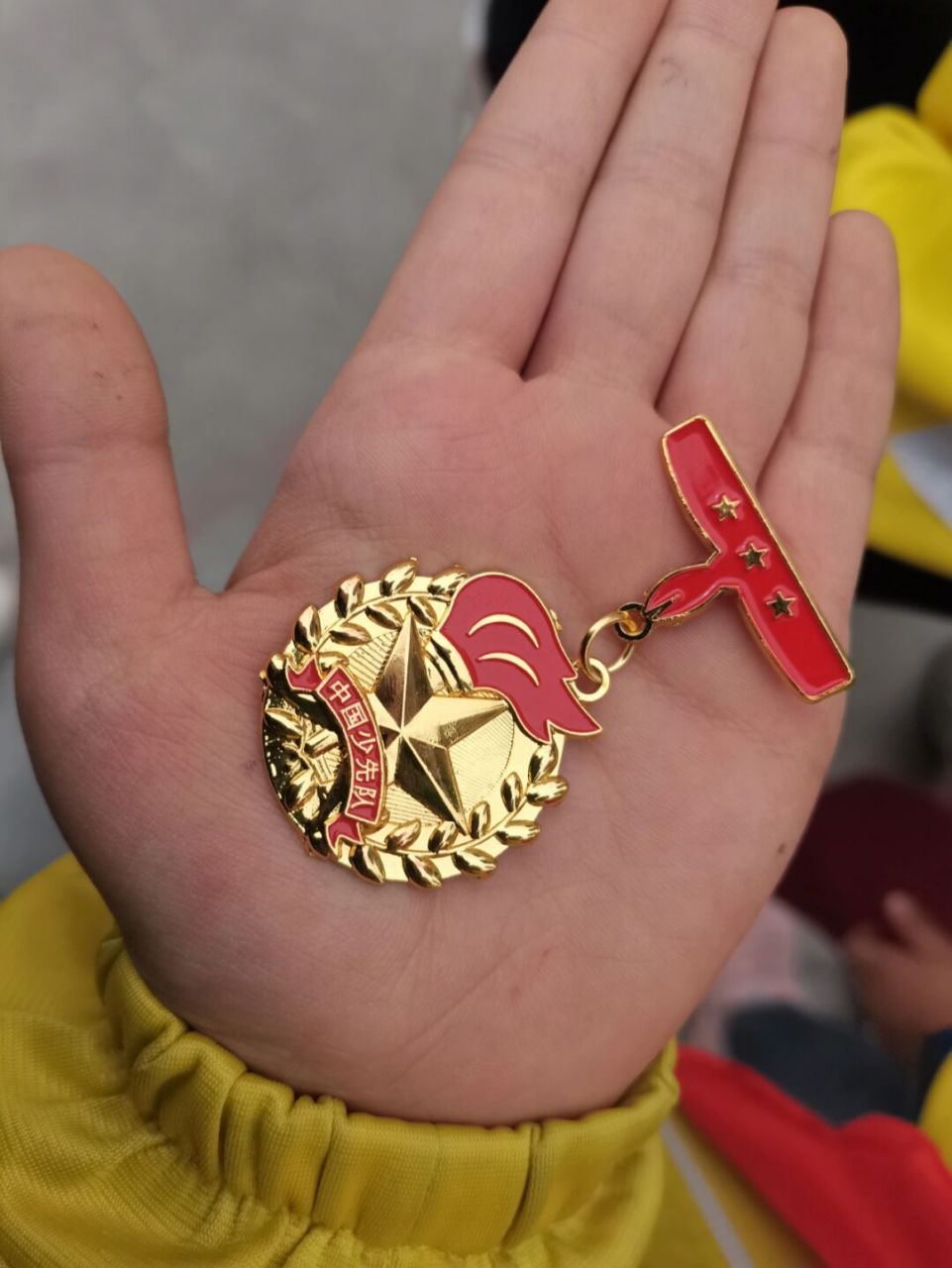 "红领巾奖章9815" #校园日常# 我们班的三星章来咯～乾坤未定,你