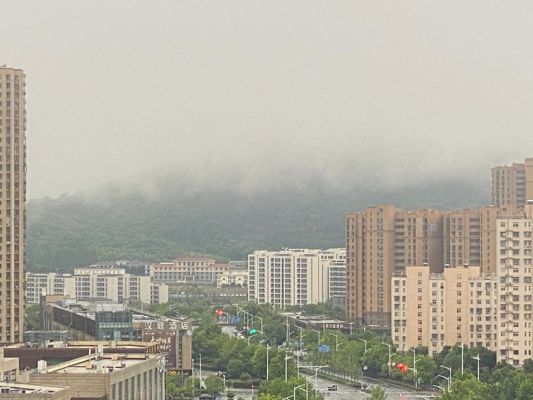 大雨暂停了,岱山山头上云雾缭绕.