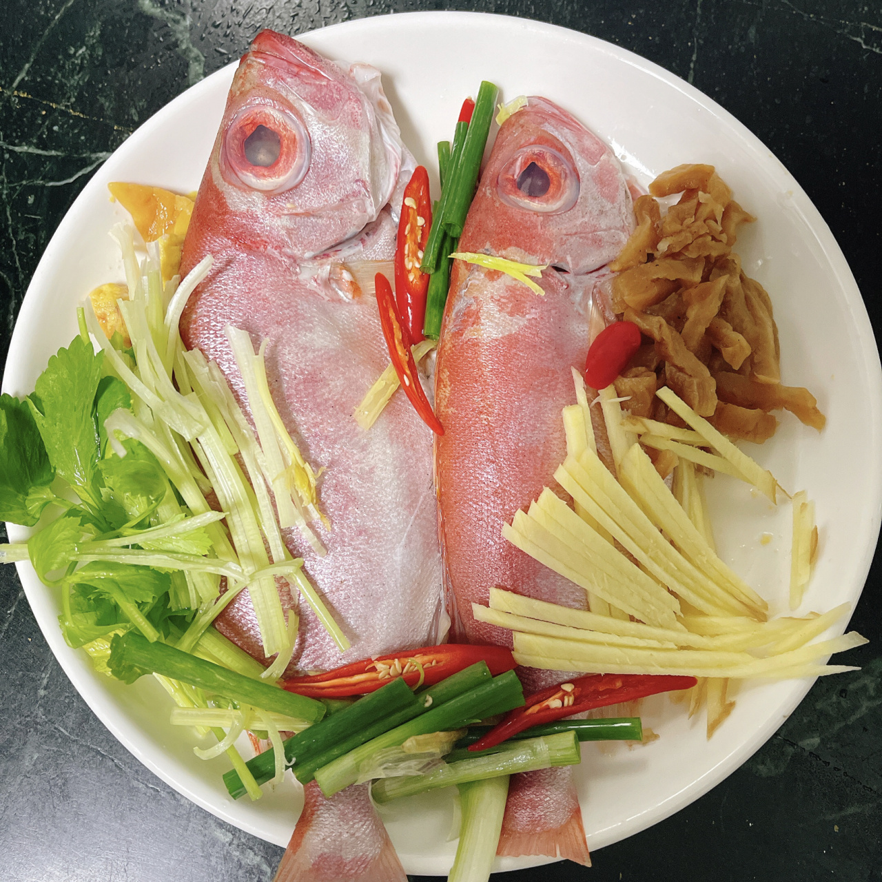 潮汕红目鲢鱼简单做法步骤 来个潮汕红目鲢鱼简单煮法,甘甜新鲜好吃