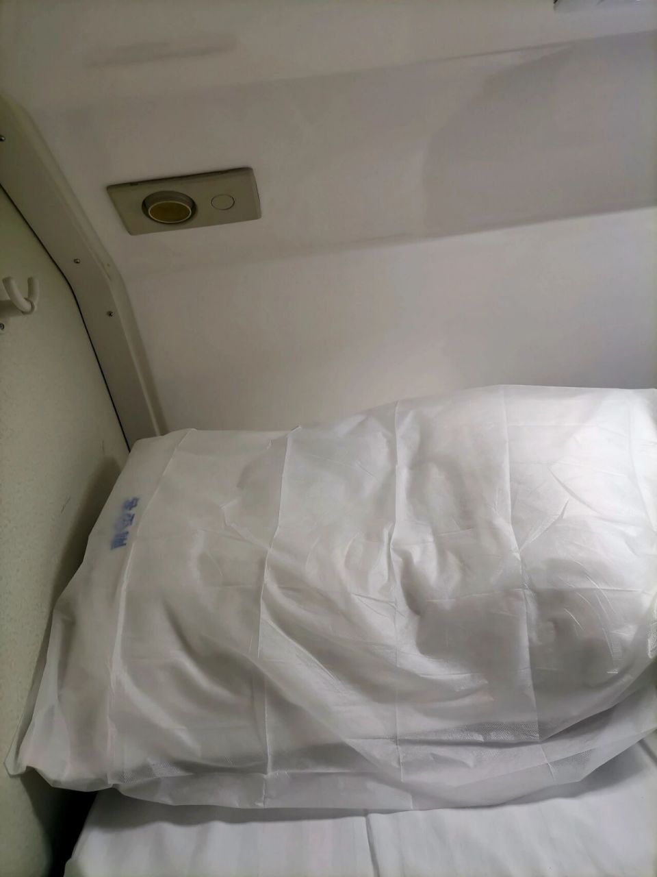 第一次坐火车硬卧体验 我k字头火车,硬卧是踏板的,我发现是踏板还是