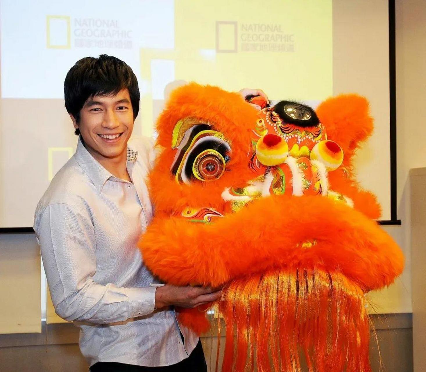 郑佩佩的儿子原和玉曾经在美国国家地理频道当主持人,也曾在美国节目