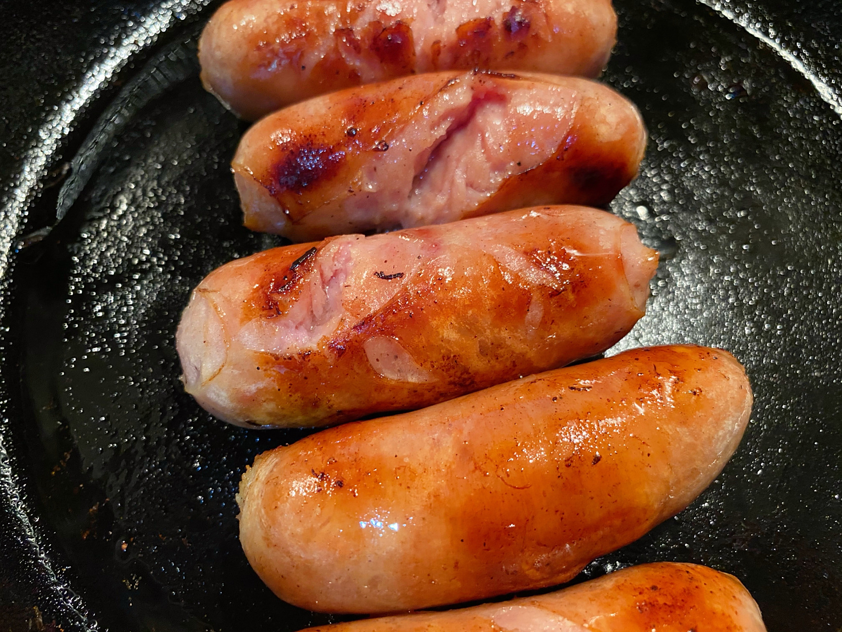 每一天都要好好吃饭  平底锅煎烤肠一定先放一点水,中火加盖闷一分钟