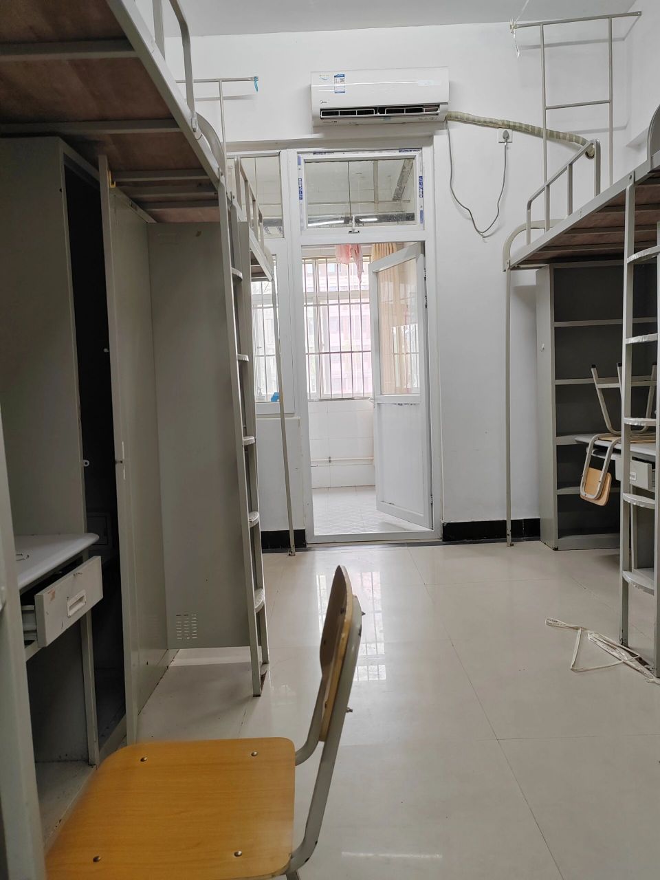 荆州学院宿舍 很多人问的宿舍环境,基本上是六人寝上铺下桌,听说有