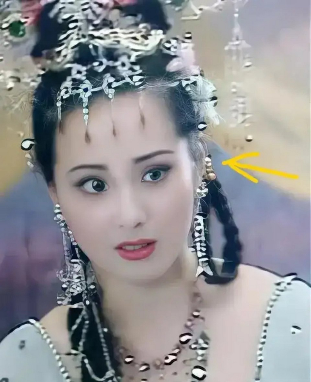 《西游记》剧照 "万圣公主",左边是86版,右边是张纪中版