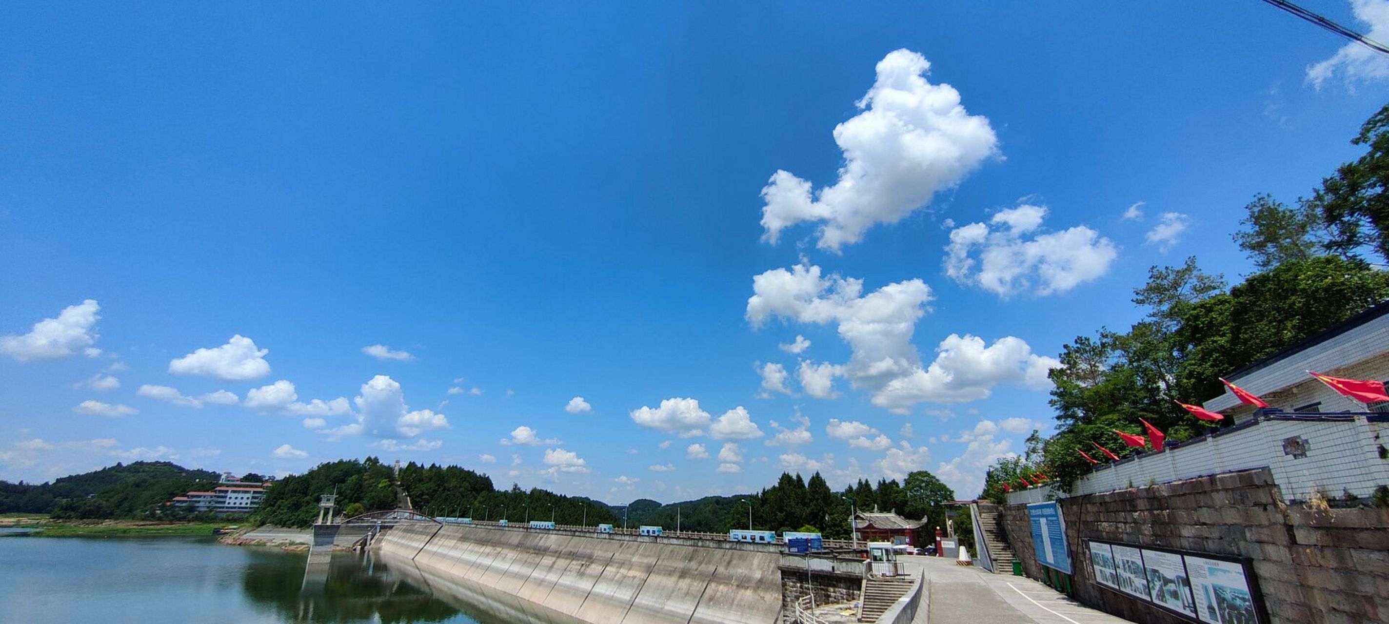 绵阳三台鲁班湖(水库) 顶着炎炎烈日骑了一百多公里到达这里,犹豫是