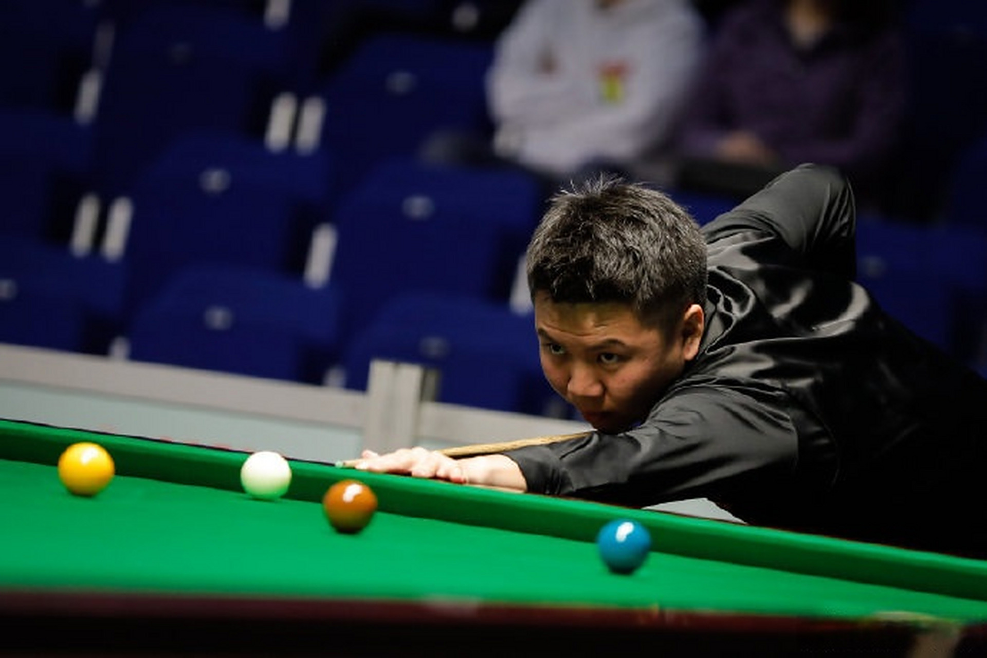 周跃龙10比0卡希尔#  斯诺克世锦赛资格赛80进48轮次,周跃龙两个阶段