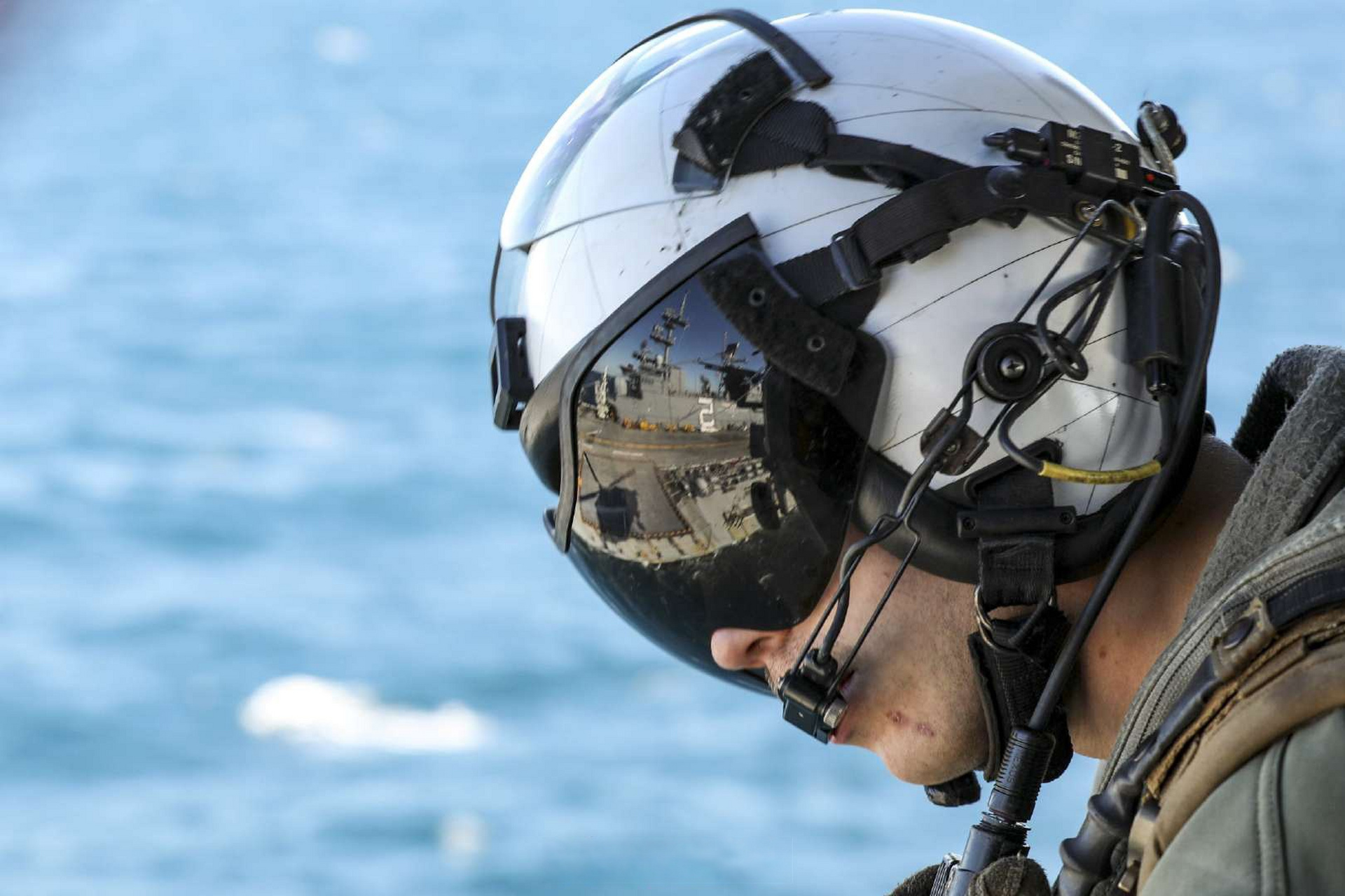 美国海军和美国海军陆战队的直升机飞行员和机组人员一直在使用hgu-84