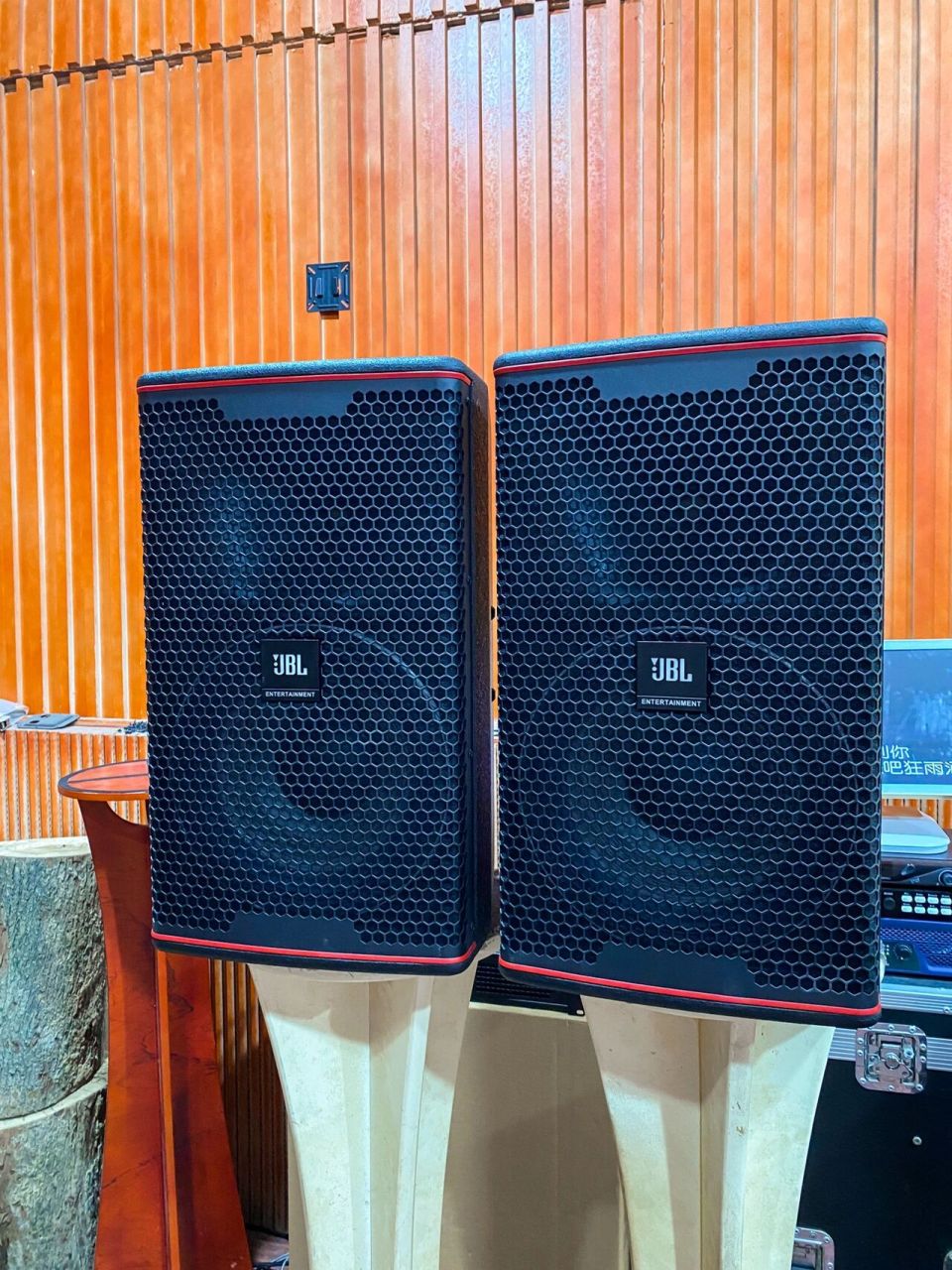 jbl kp8052作为重拳产品,定位高端系列,高低音采用钕磁单元,低音更是