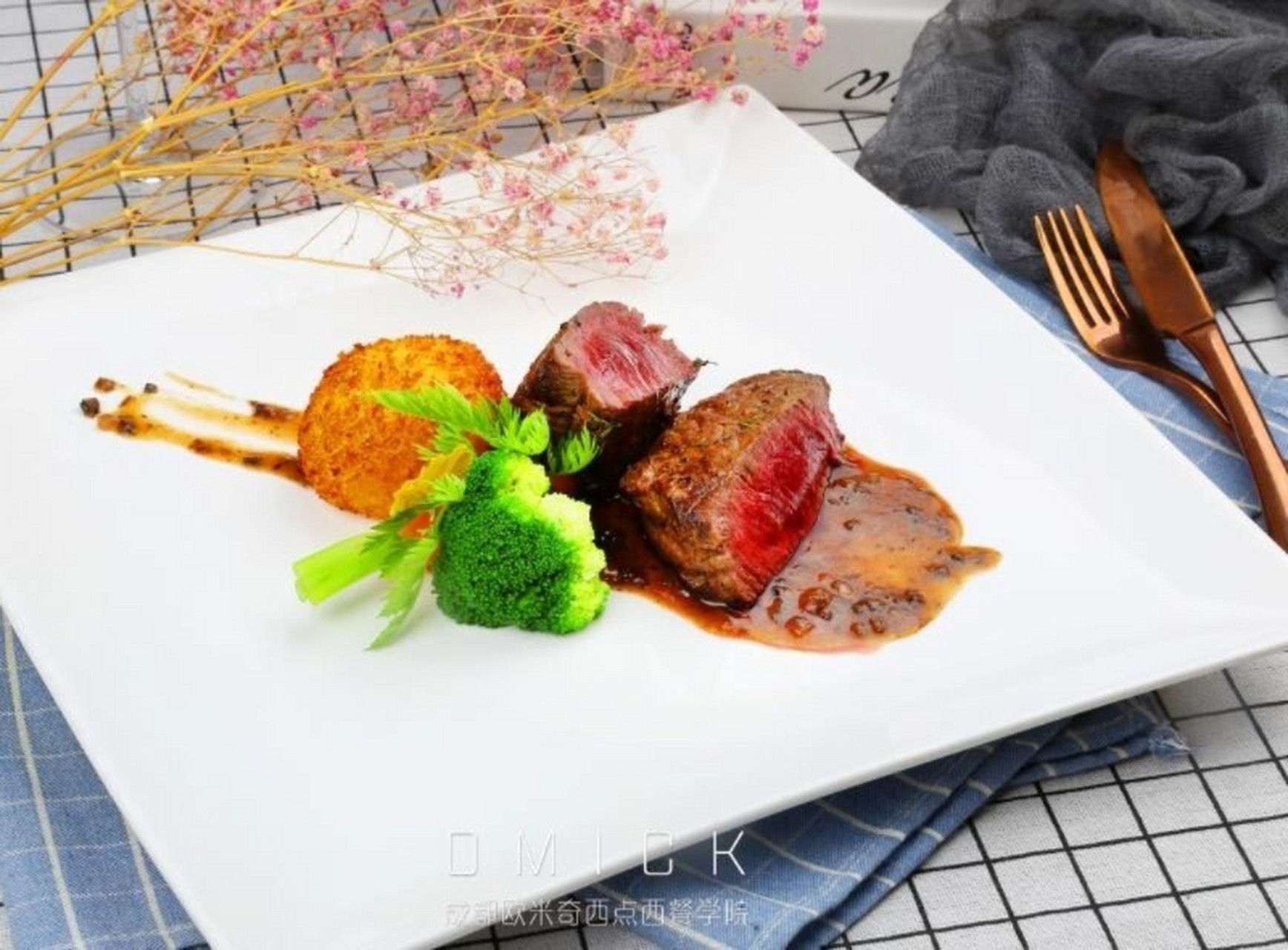 西餐上菜顺序 1.头盘(开胃菜) 头盘也就是我们所熟知的开胃菜.