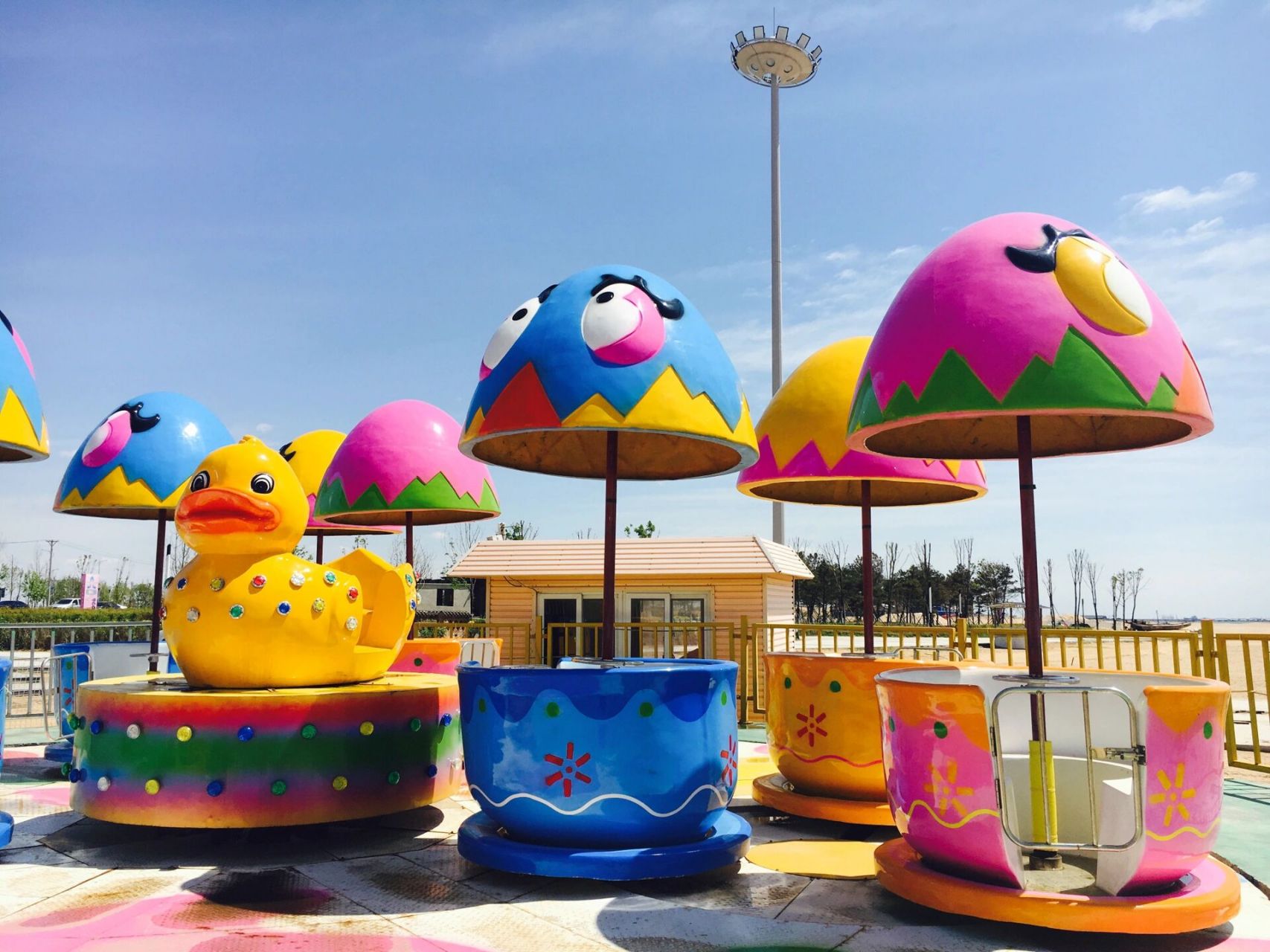 银泰水星海洋乐园是国家4a级景区,景区总面积537万平方米,陆地面积77