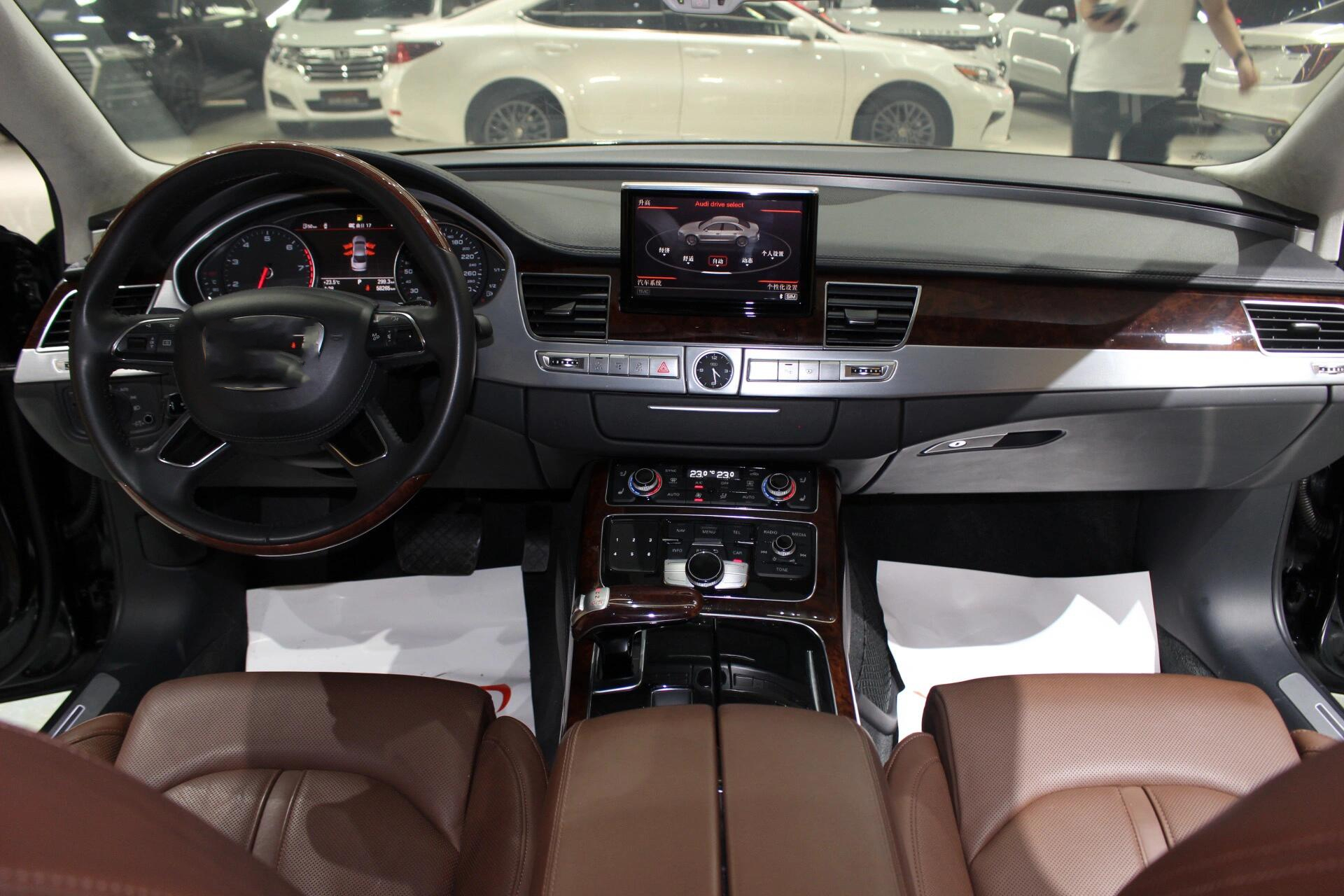 3自然吸气奥迪a8 搭载w12缸发动机 新车落地300多万,裸车:264.8万 .