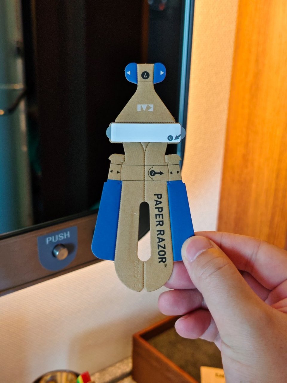 酒店的这个剃须刀挺有意思,拿出来是个卡片,折叠两下就变成了剃须刀