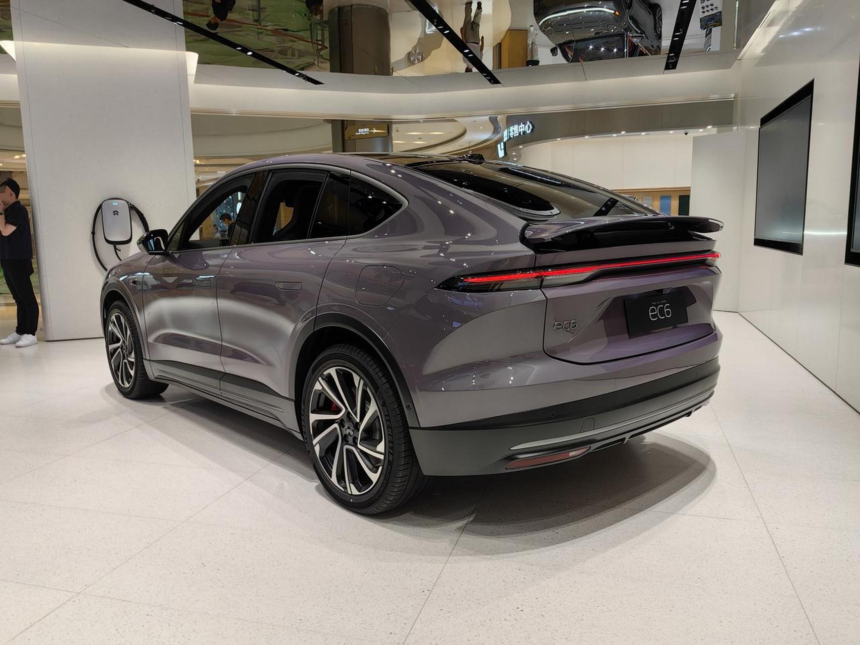 蔚来ec6,可以理解为es6的轿跑版,颜色很靓仔,外形很圆滑,和老款相比