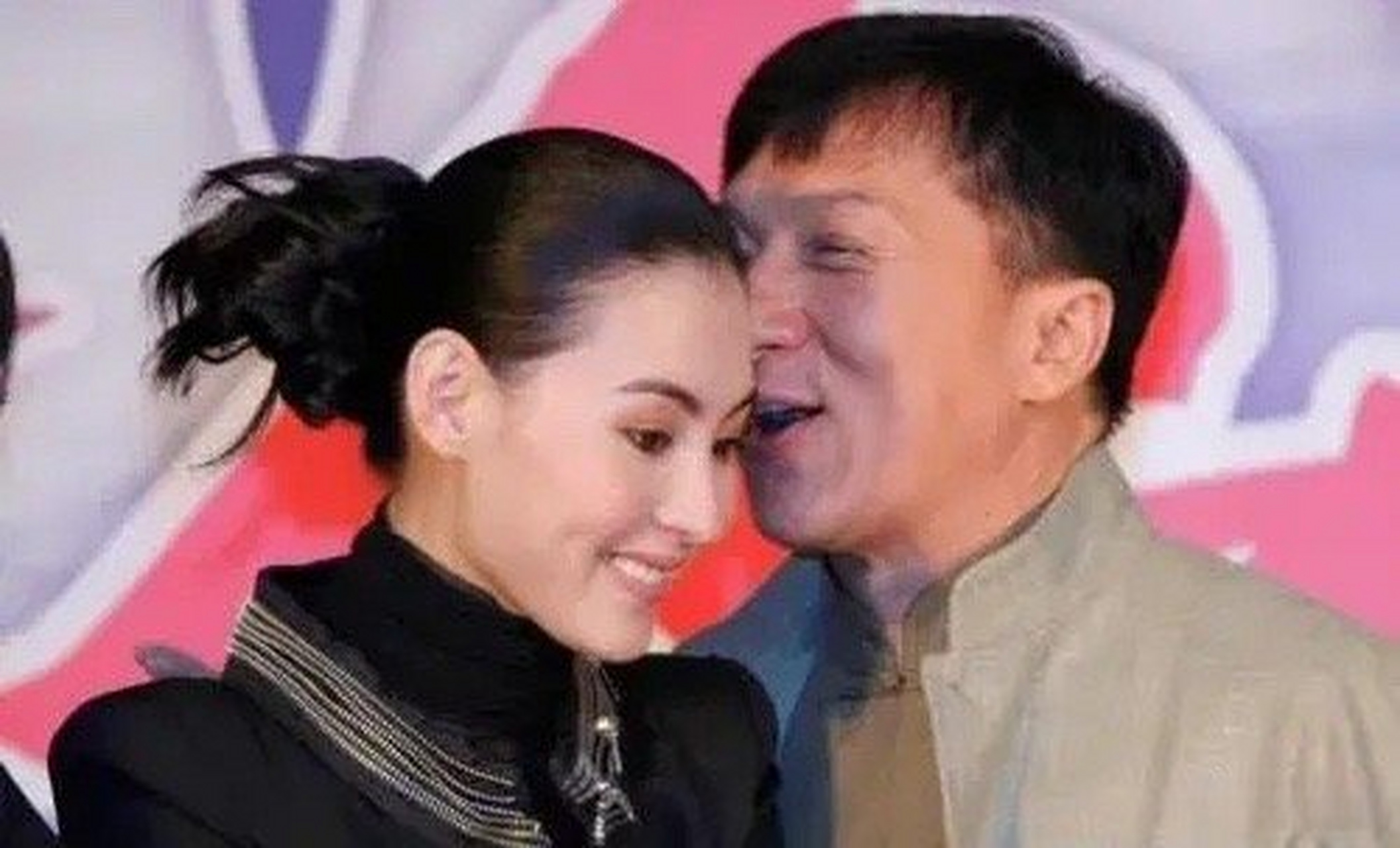 成龙大哥跟赌王千金何超琼同框时,规规矩矩,没有又搂又抱,甚至还有点