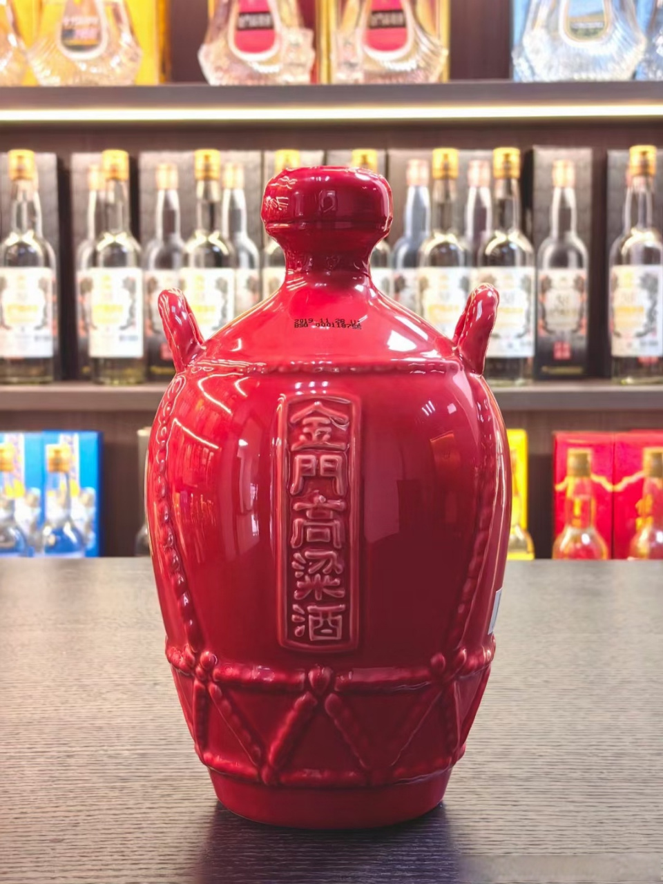 瓷醇上品,宝月佳酿 金门高粱酒58度红坛一公升 这款酒采用中式传统"瓷