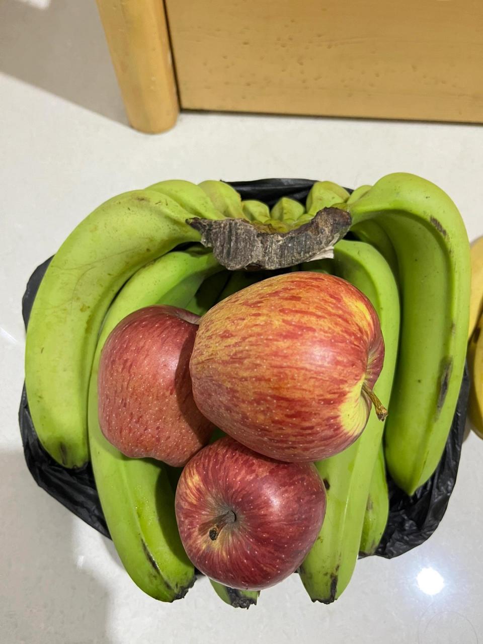 分享一个青香蕉催熟的方法~ 放入苹果密封,纸箱塑料袋都可,放的越多熟