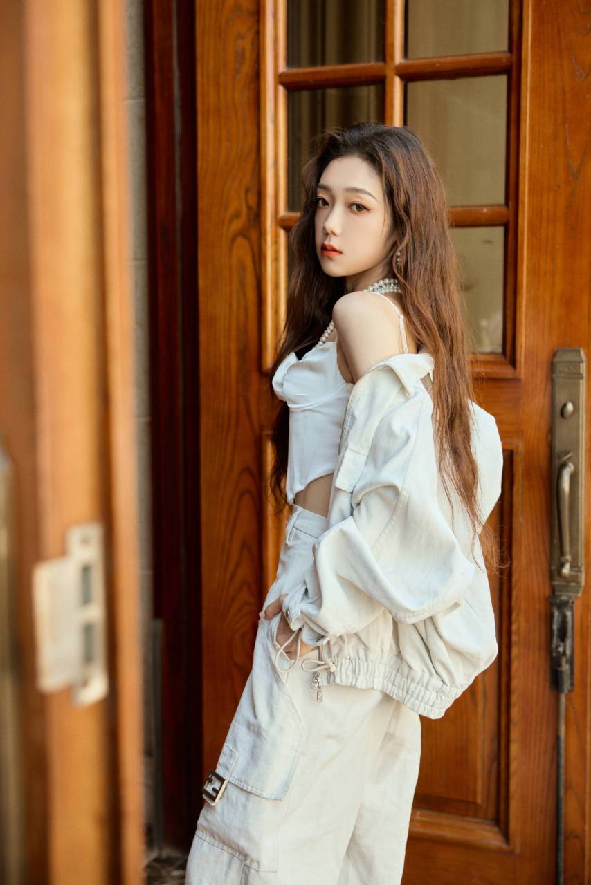 希林娜依高白色穿搭造型写真:长发红唇,温婉甜美,青春感满满.