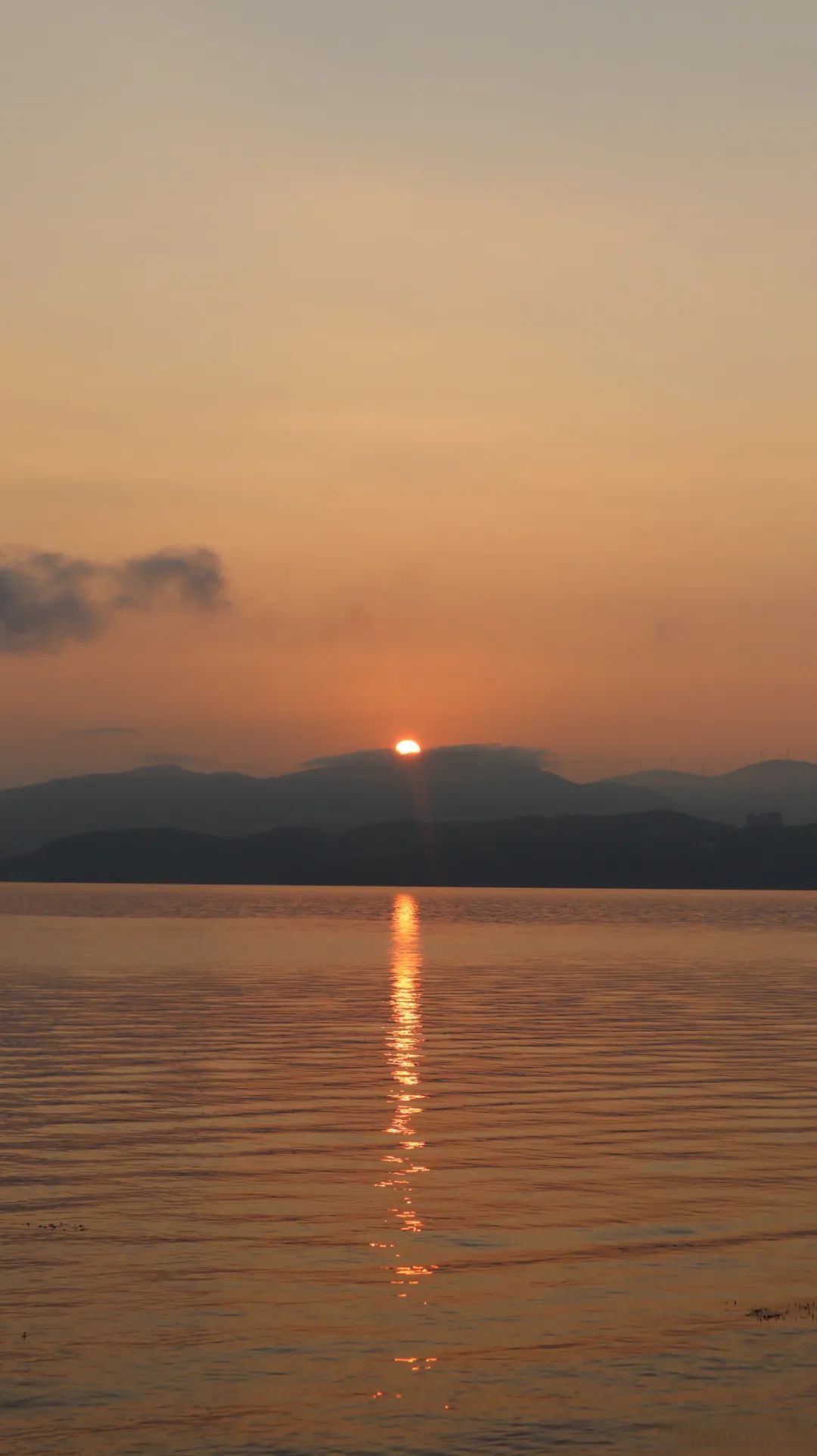 大理最美的落日在这里 傍晚的夕阳染红了天际这一刻真的很美,一阵阵