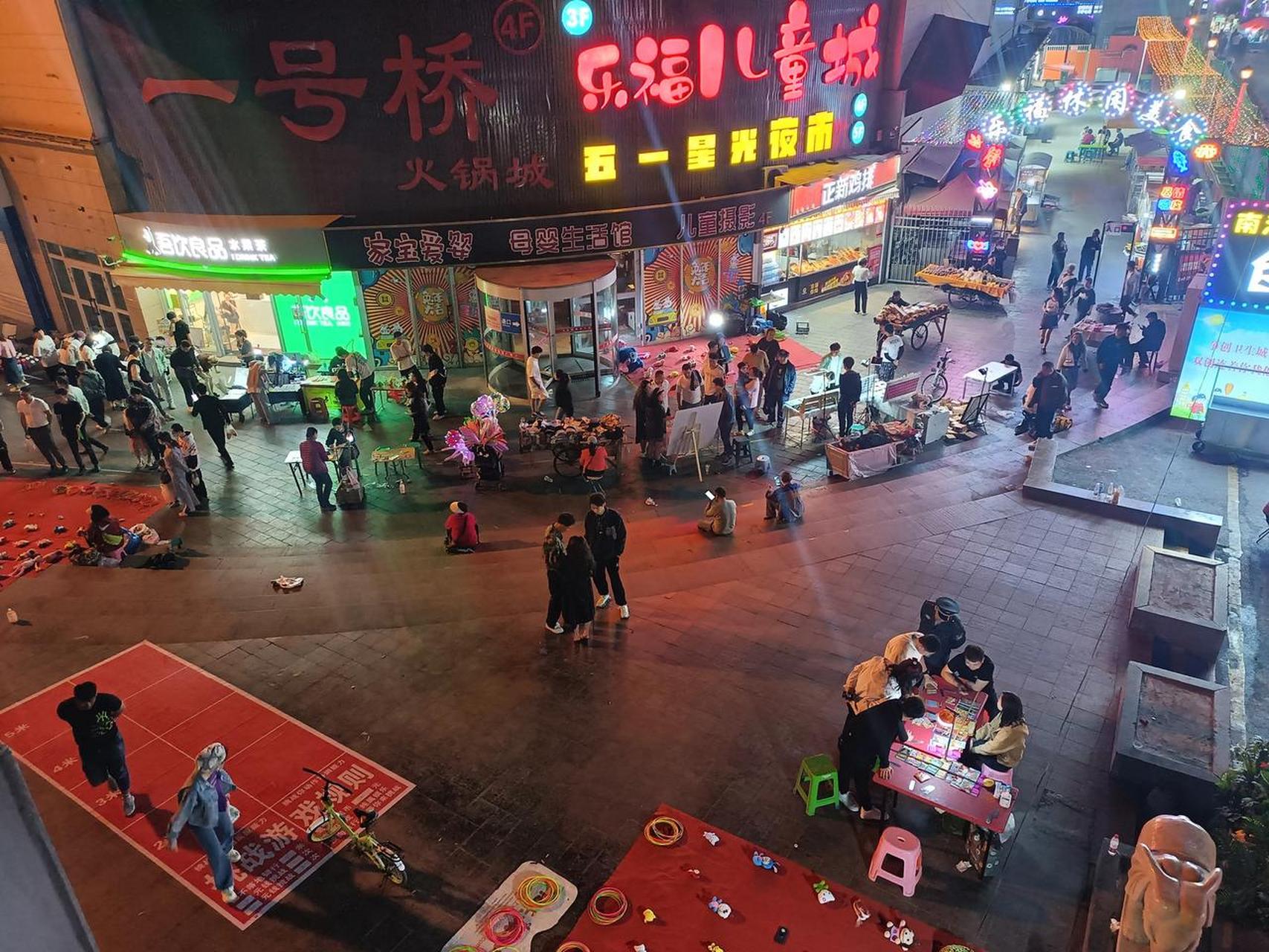 凌晨一点,乌鲁木齐市水磨沟区劳动街还是那么热闹,难怪出租车司机愿意