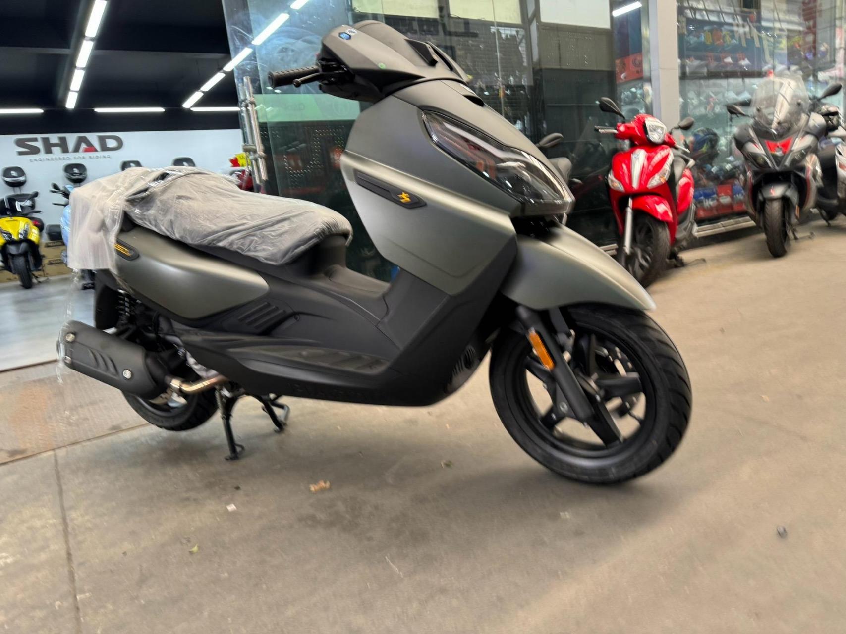 猎装绿 碳素黑版本,22年生产的比亚乔x7现在特价14980元出.