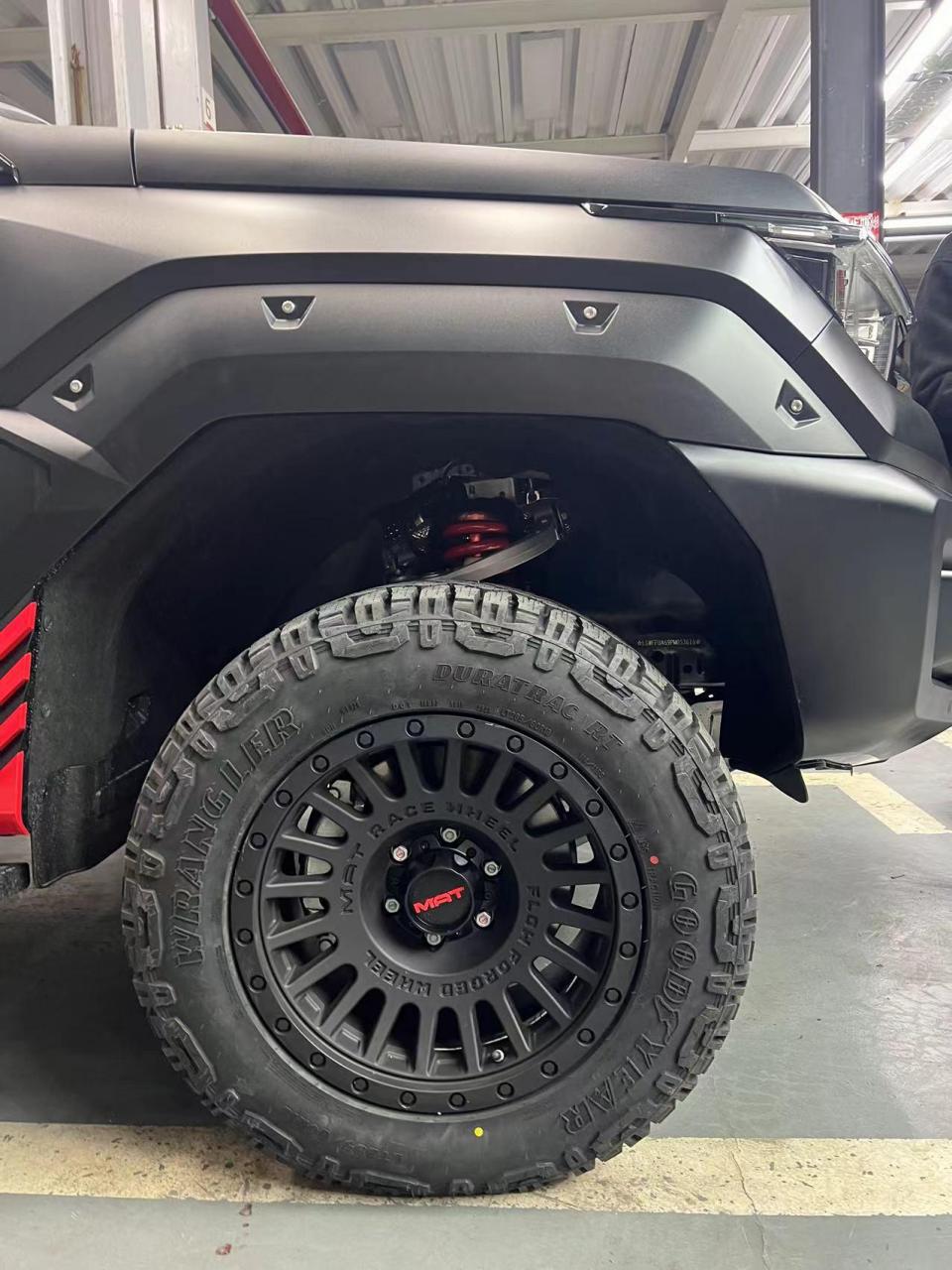坦克400改装案例分享:mat竞技轮毂,固特异rt轮胎硬派越野