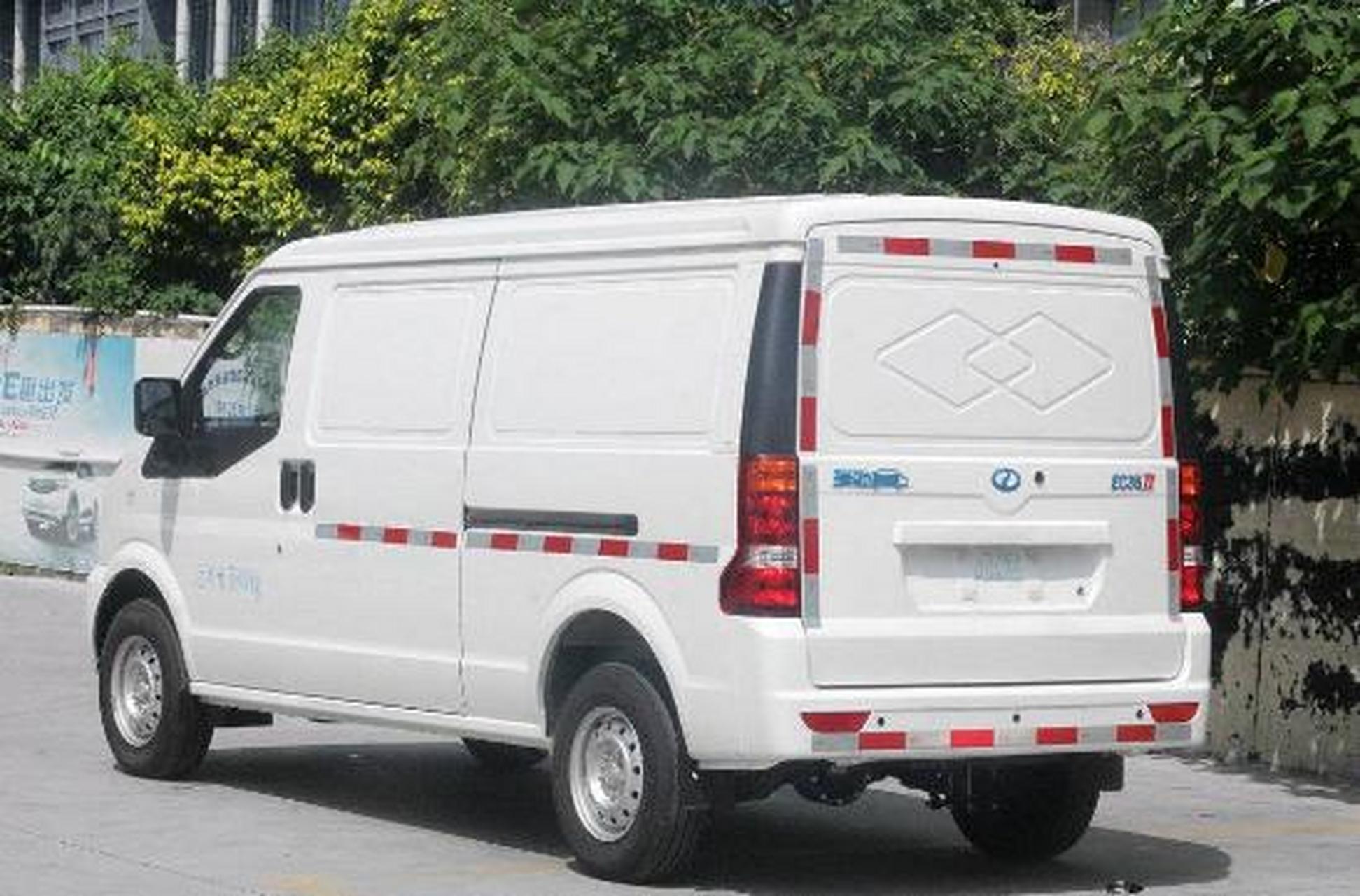 东风电动车,瑞驰ec35新能源是一款采用了纯电驱动的微型面包车,具有