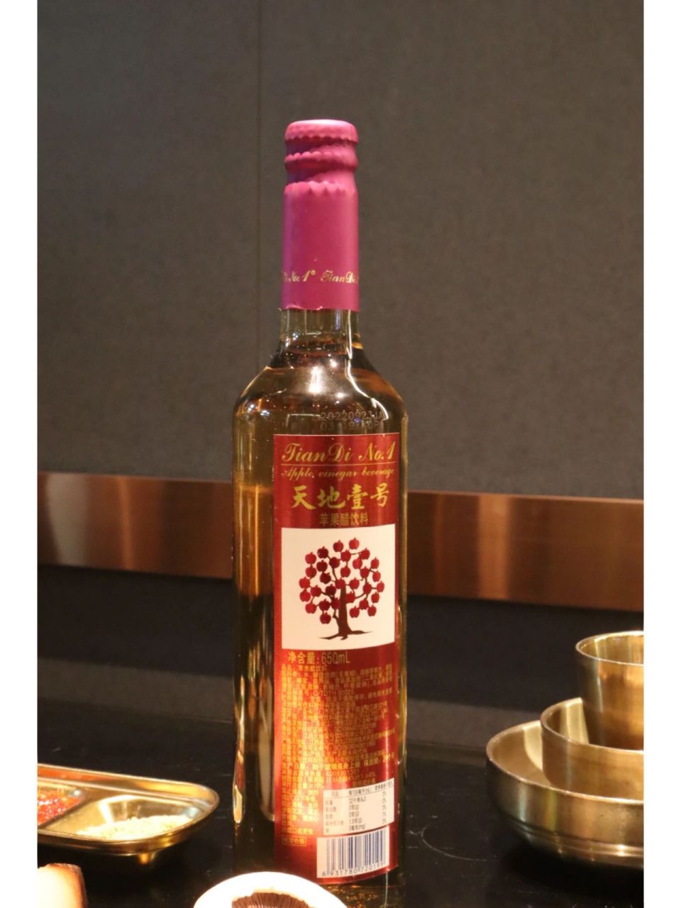 是烤肉的灵魂搭配,烤肉吃着吃着会感觉腻味,喝点天地壹号苹果醋饮料