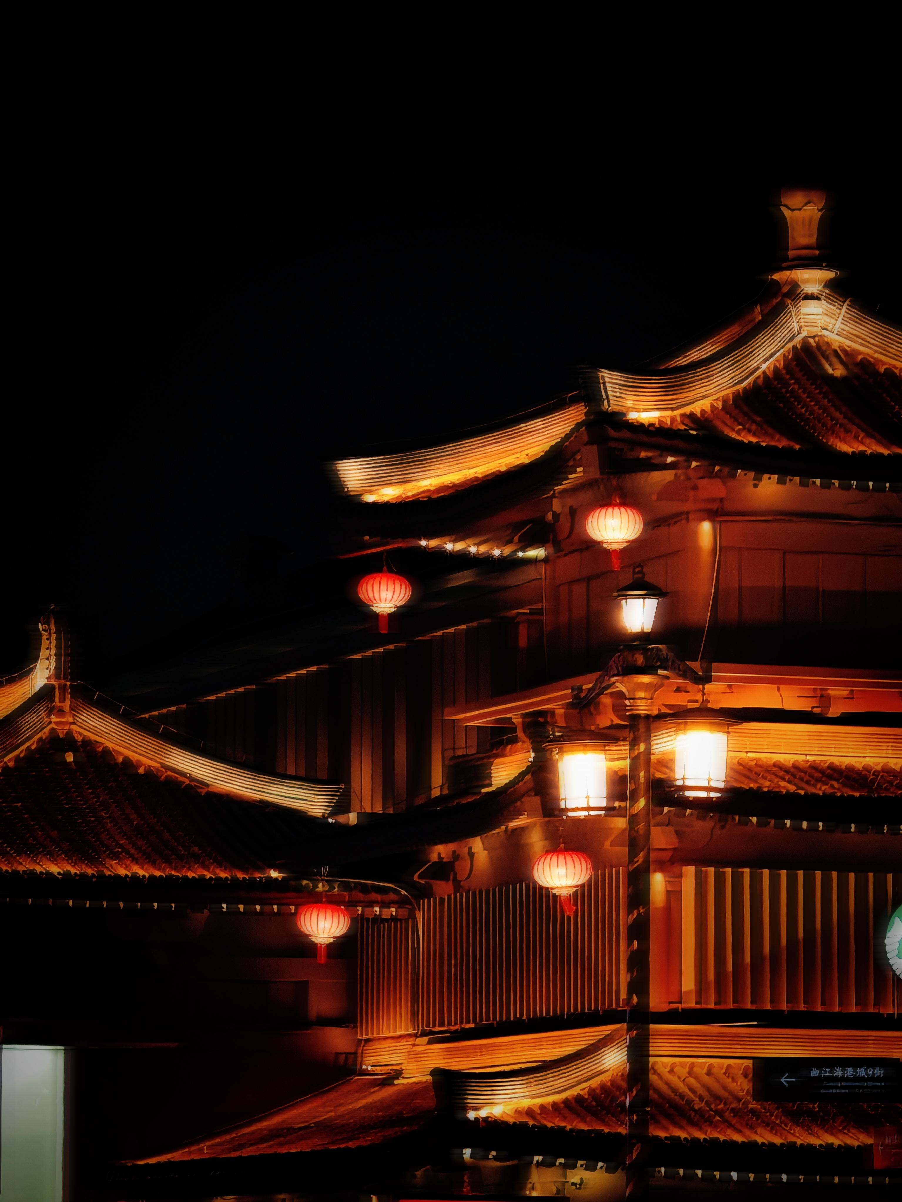 走在街上,看着那些古色古香的建筑和五彩斑斓的灯光,感觉特别不错