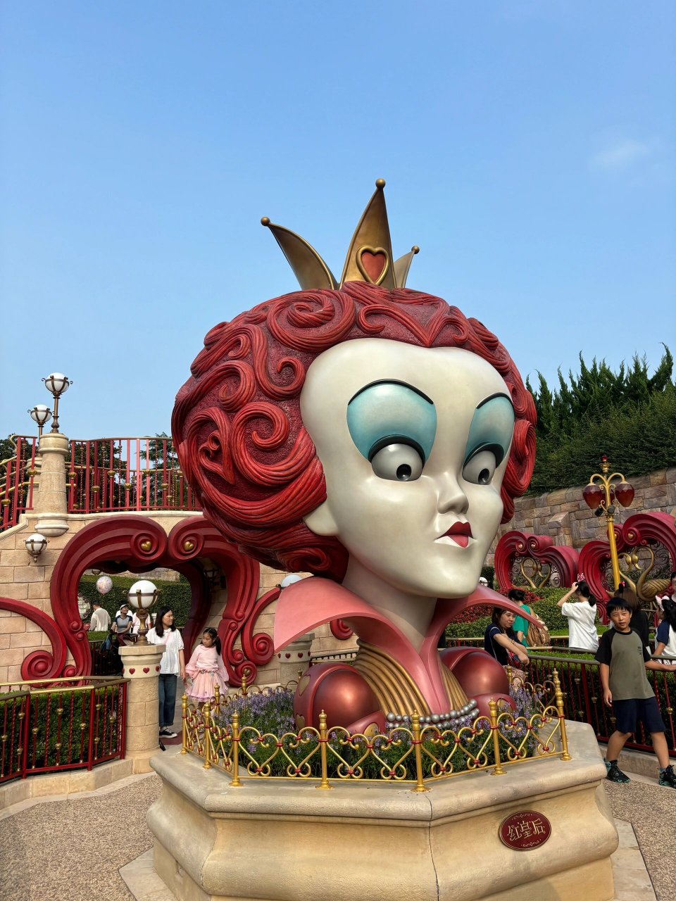 迪士尼爱丽丝梦游迷宫,日常也很适合万圣节 标志性的红皇后大雕塑