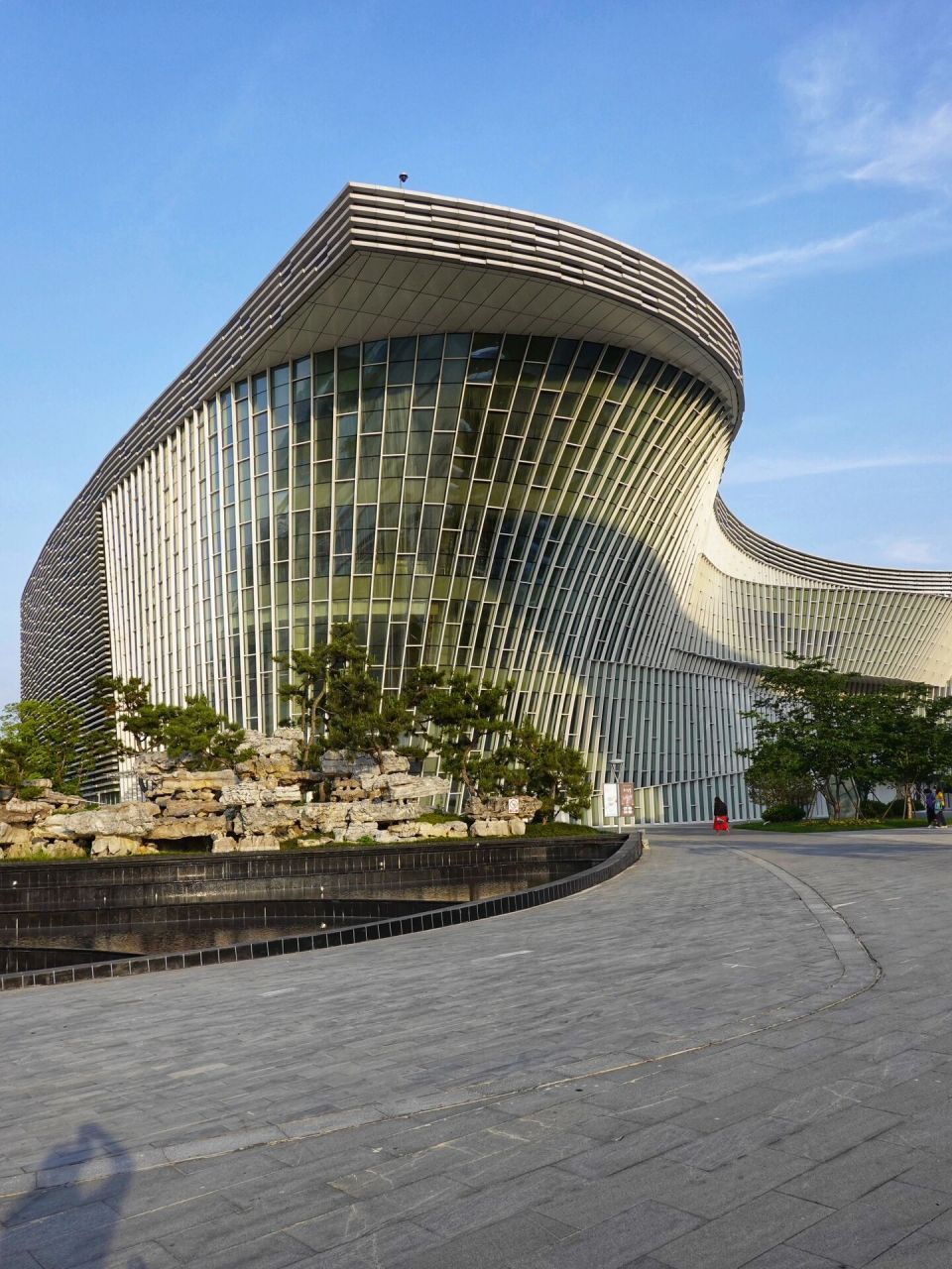 扬州运河大剧院 扬州运河大剧院位明月湖畔,总体设计以虚代实,以一个