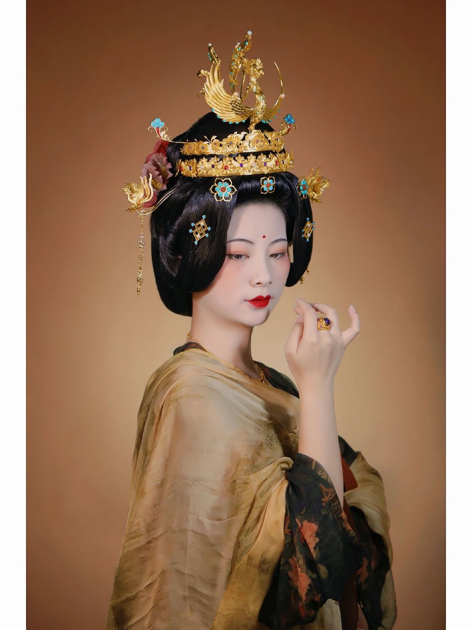 唐风供养人复原妆造 百花冠佩戴效果——云鬓花颜金步摇.