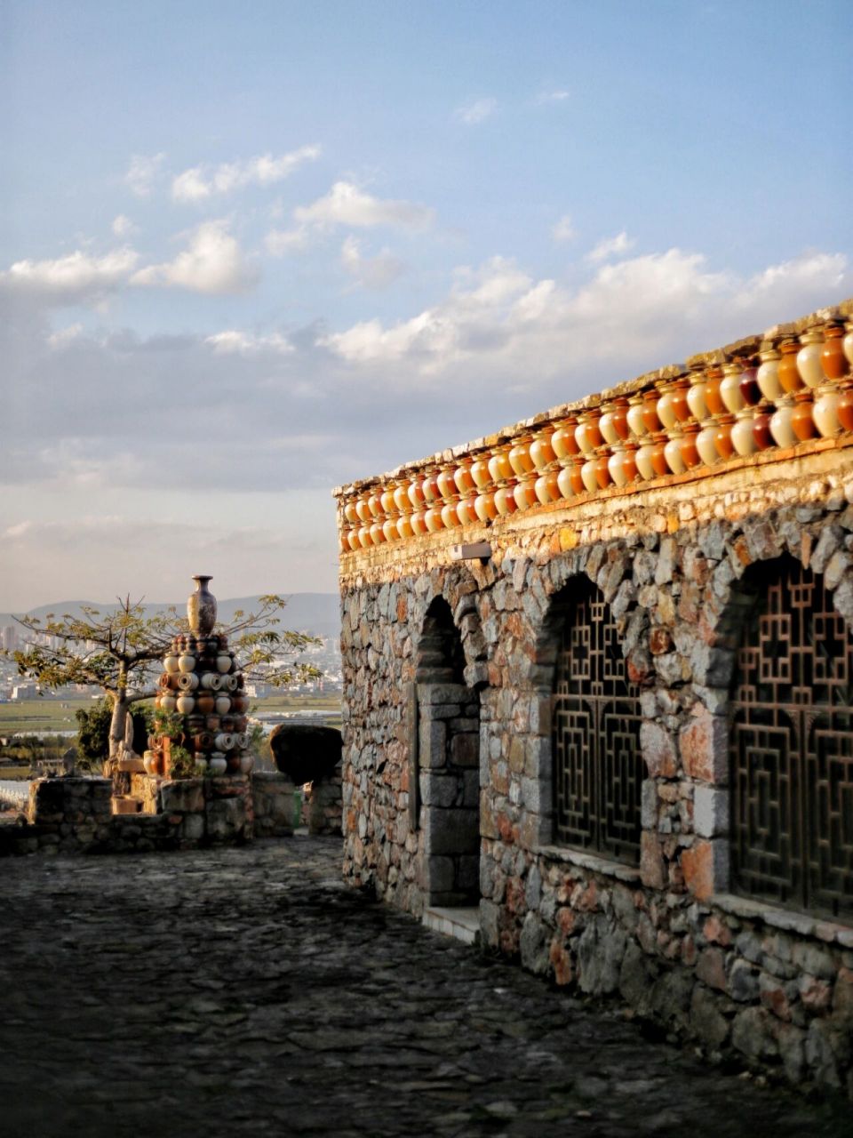 色彩斑斓 建水贝山陶庄,荒凉山头上堆满了从各地收集来的废弃紫陶器皿